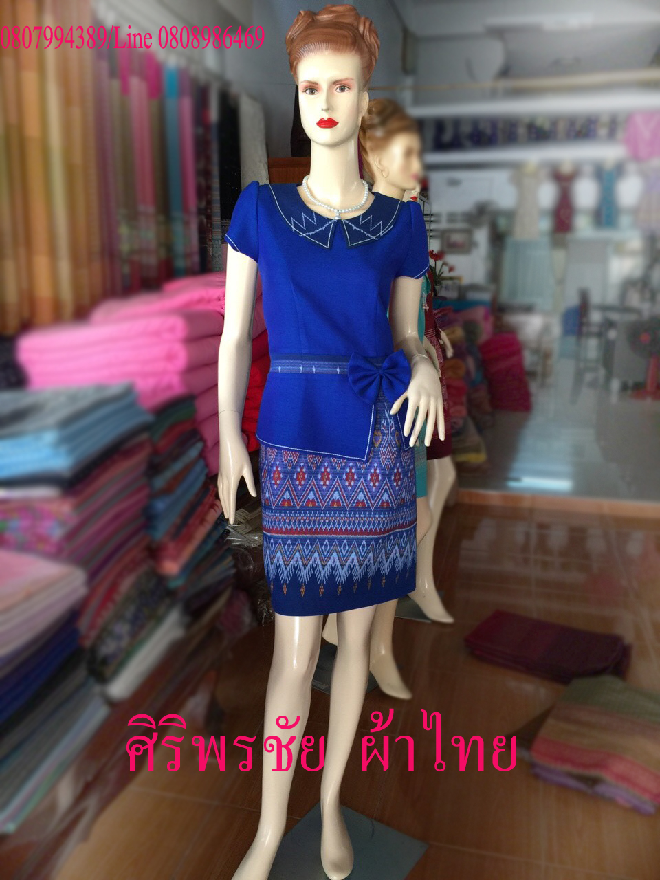 ชุดผ้าไทยเอวระบาย ชุดแซกผ้าไทยลายมัดหมี่สีน้ำเงิน ชุดผ้าไทยผ้าพื้นเมือง ชุดผ้าไทยฝ้ายแต่งผ้าฝ้ายมัดหมี่แต่งผ้ามัดหมี่ชุดทำงานผ้าไทยไหมแพรทิพย์แต่งด้นเส้นไหมที่เอวและโบว์ที่เอว สำเนา