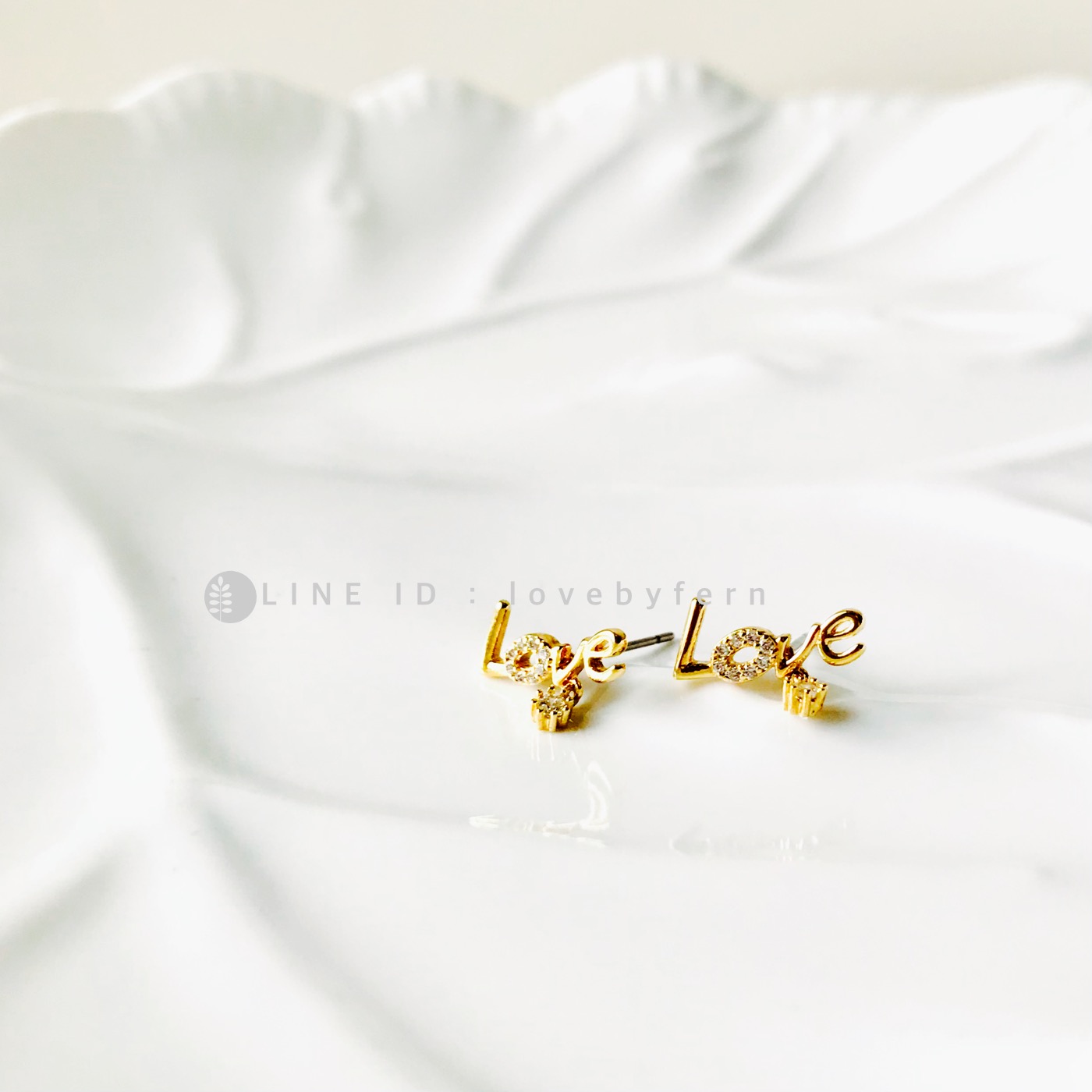 ต่างหูคู่เล็ก love สีทองตุ้งติ้งเพชรเดี่ยว งานเพชรสวย เล่นไฟวิบวับ ขนาด 1.3 x 1 cm งานเกรดเยี่ยมคุณภาพดี ราคาเบาๆ สีไม่ลอกไม่ดำ lead & nikle free #silverpost