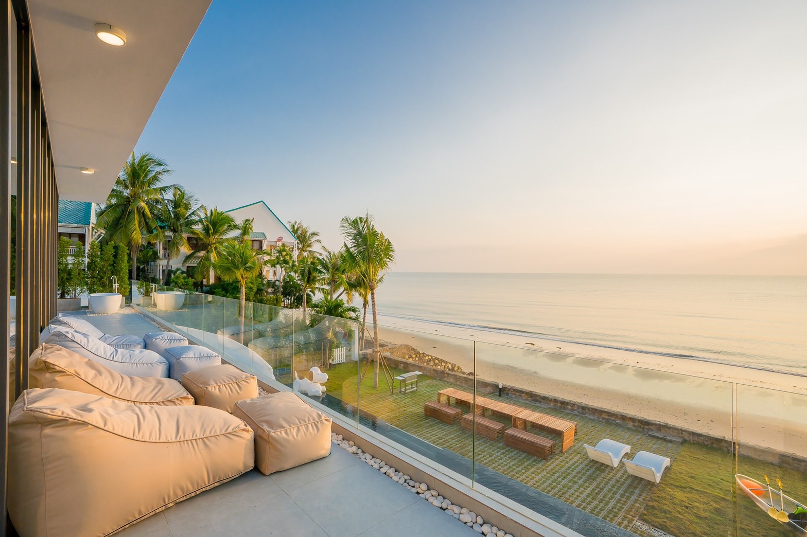 HR15060 บ้านพักติดทะเลชะอำ The Leon Beach Pool Villa Cha Am