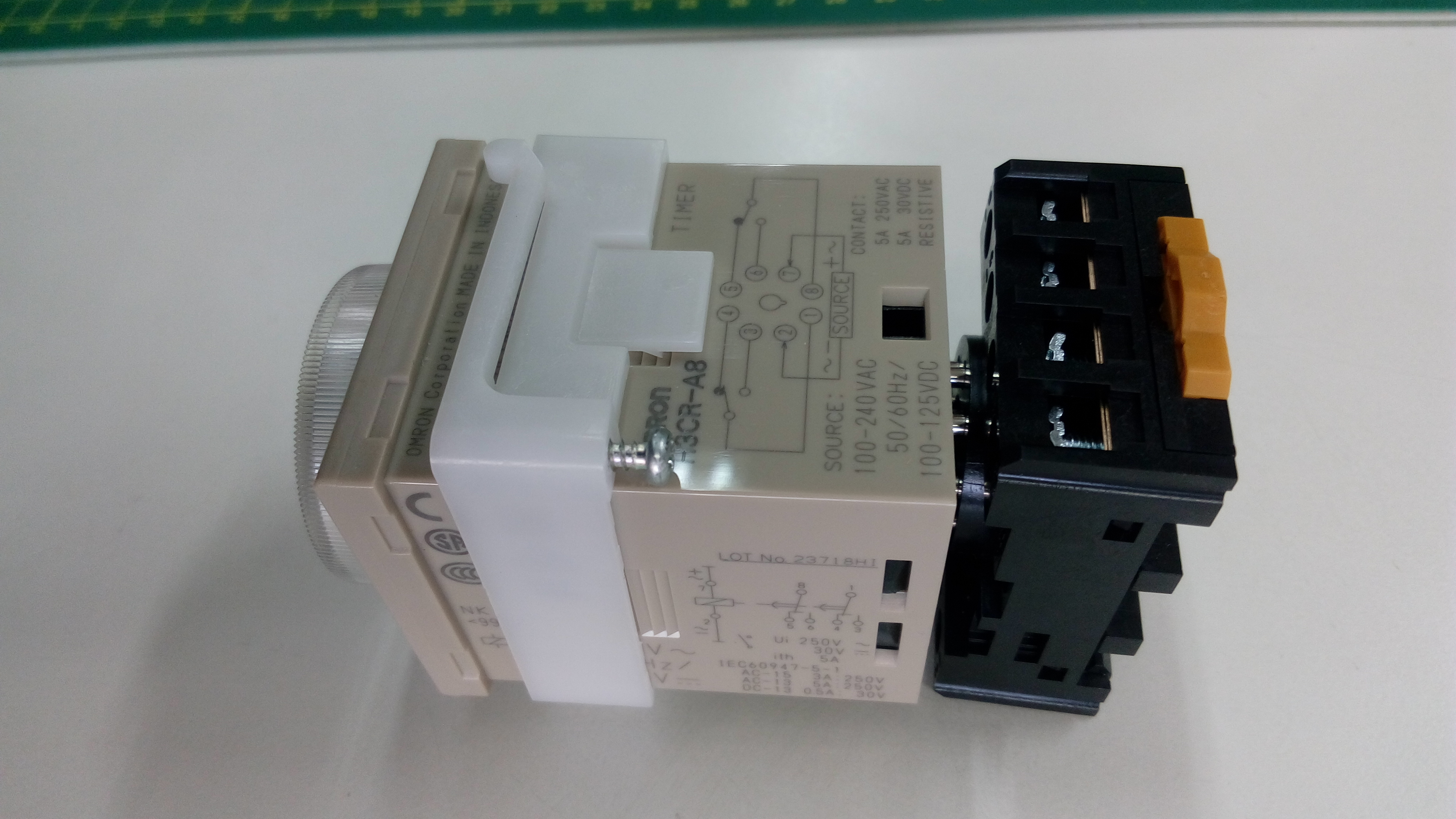 OMRON Adapter ยึดอุปกรณ์หน้าตู้ ขนาด 48*48 mm