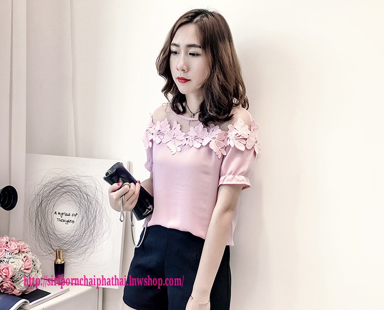 เสื้อทำงานชีฟองเกาหลีสีชมพูกระปิแต่งผ้าลูกไม้ตาข่าย เสื้อชีฟองเกาหลีแต่งลูกไม้ เสื้อทำงานเกาหลีคอแต่งโบว์ เสื้อสมัครงาน ชุดสมัครงาน เสื้อลูกไม้เกาหลีใส่กับผ้าถุง เสื้อลูกไม้จากจีนใส่กับผ้าซิ่น