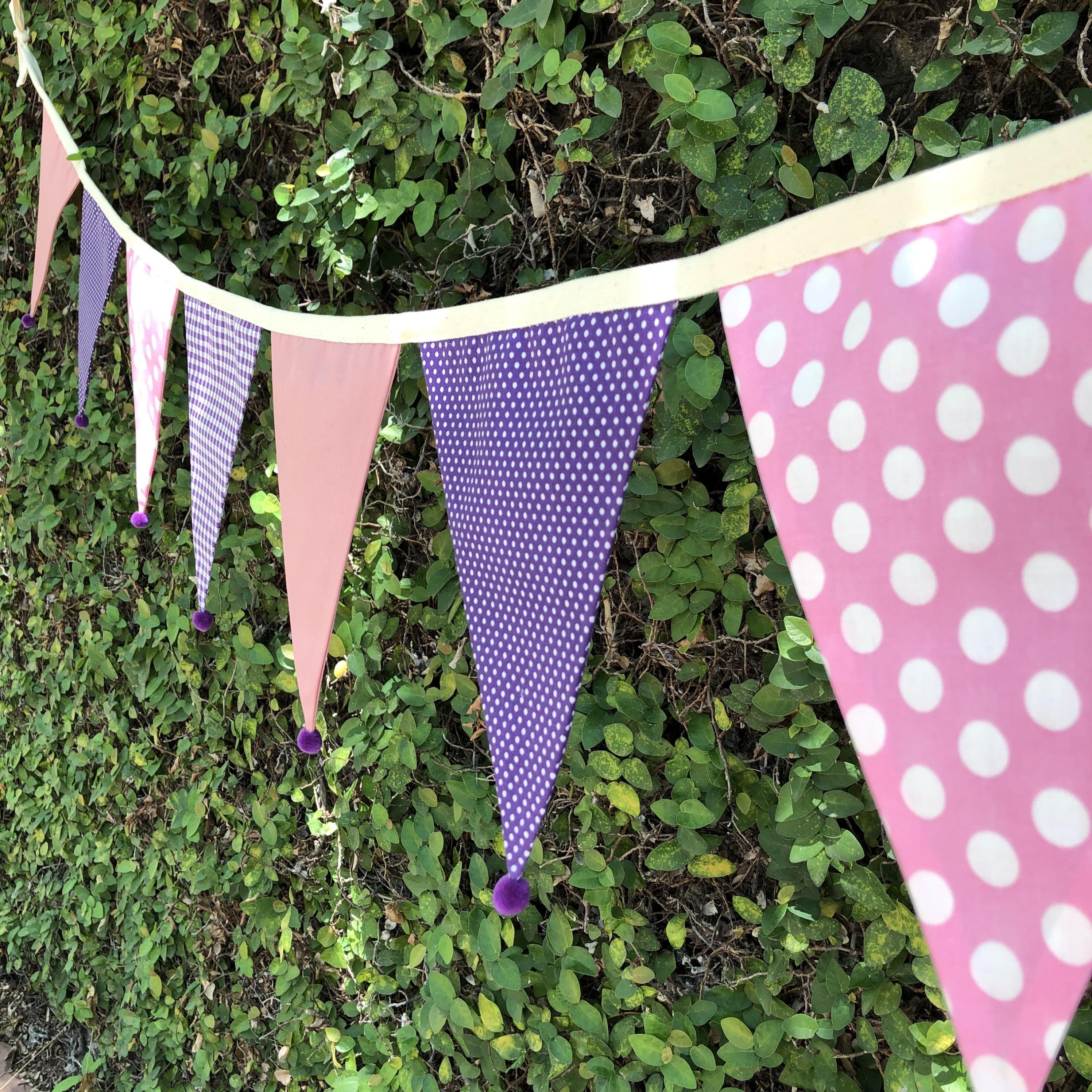 ธงผ้าโทนสีชมพู ม่วง/ แต่งปลายด้วยปอมปอม