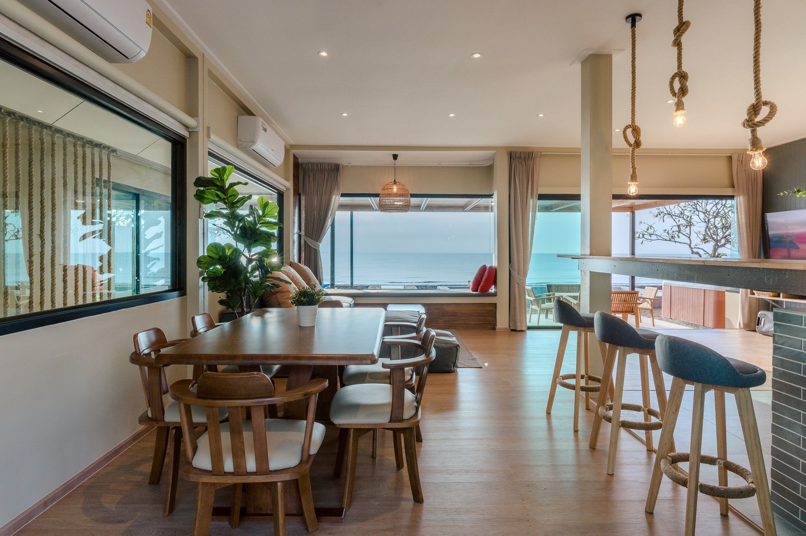 HR15055 บ้านพักติดทะเล The Coastal Vista Beach Villa