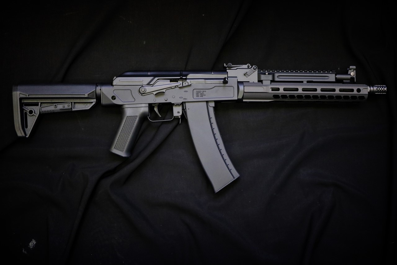DYTAC / Sharps Bros. / SLR Rifleworks Licensed MB47 Airsoft AEG (Model: 9" Handguard) ราคา: 13,900 บาท -วัสดุทำจาก: อลูมิเนียมอัลลอยด์ พร้อมเครื่องหมายการค้า Sharps Bros. MB47 -ความยาว: 830 มม. / 880 มม. -น้ำหนัก: 2740 กรัม -ความจุแม็กกาซีน : 500 นัด