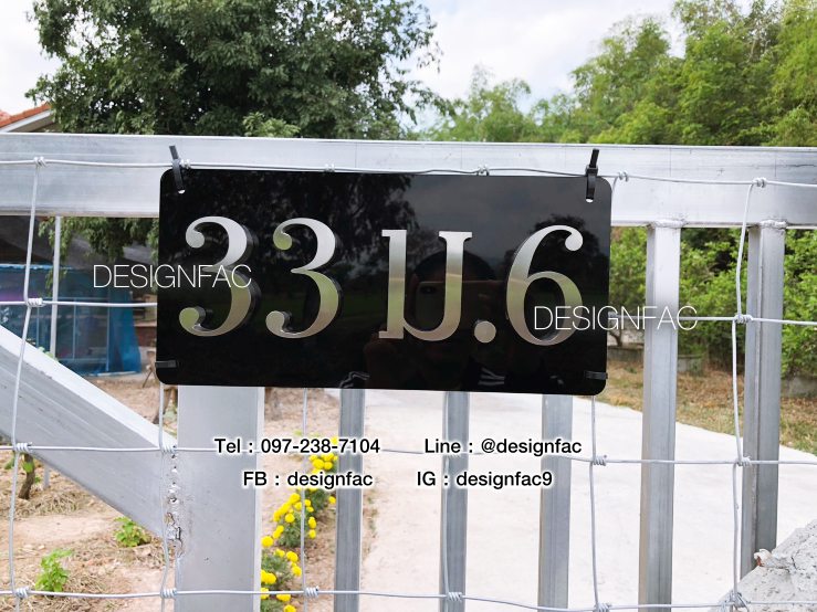 ป้ายบ้านเลขที่ เลขที่บ้านสแตนเลสด้านบนป้ายอะคริลิคสีดำ สไตล์โมเดิร์น เรียบเท่ห์ ป้ายมินิมอล
