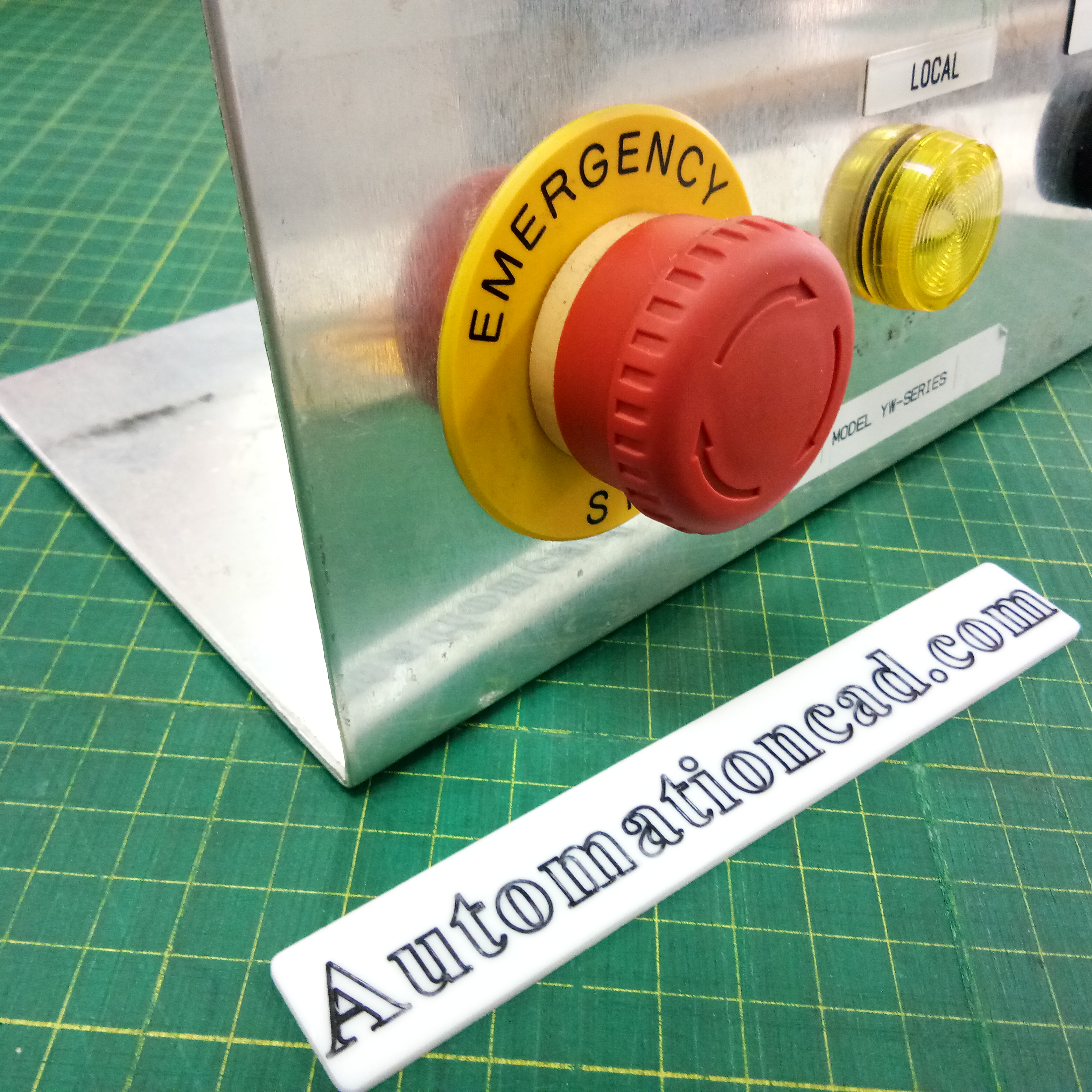 แผ่นเนมเพลทปุ่มกด Emergency IDEC สีเหลือง วงกลม Ø60mm (รู 22 mm) HWAV-27