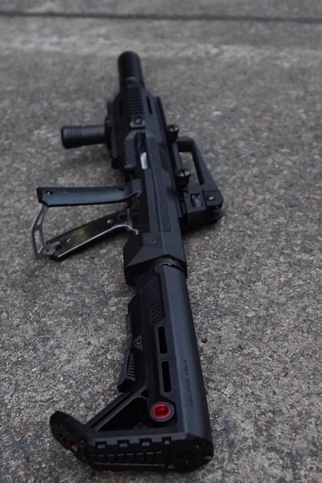 New.HERA ARMS cabine conversion kit สำหรับปืนสั้น 1911 มาพร้อมท่อมีลักษณะคล้ายไซเรนเซอร์ แต่ภายในกลวง รูโต มโหฬาร กว้างเหมือนปากแก้วน้ำ ภายในเสริมโครงโลหะ เพิ่มความแข็งแรงทำให้มันรับแรงรีคอล์ยได้สูง แต่ ไม่มีพานท้าย และกิ๊ฟมือหน้า มาให้ ใส่พานท้าย M4 ได้ค