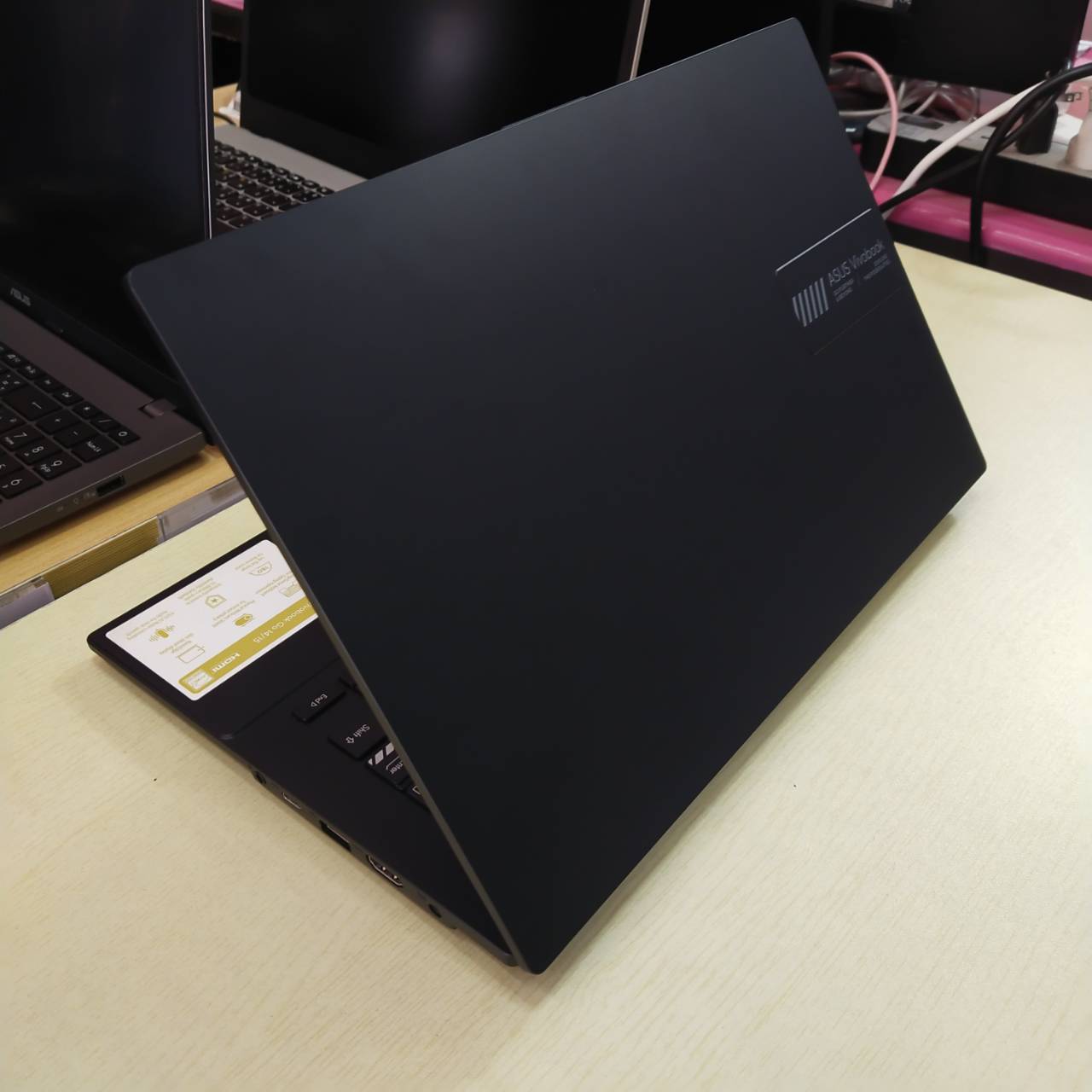 ASUS VIVOBOOK 14 M1404FA-NK552WS สภาพเครื่อง 90% ติดฟิล์มกันรอยหน้าจอแล้ว(ประกัน J.I.B. 13/11/2025)