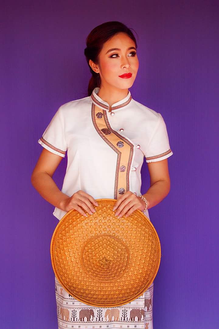 เสื้อผ้าไทยพื้นเมืองสีขาว เสื้อผ้าฝ้ายสีขาวคอจีน เสื้อเดียว เสื้อทำงานผ้าไทย เสื้อใส่กับผ้าถุง เสื้อใส่กับผ้าซิ่นสีขาว