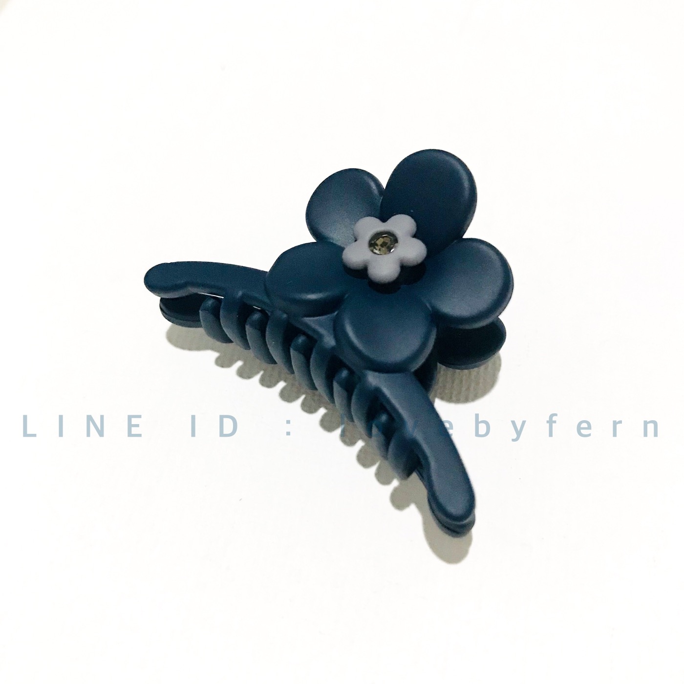 กิ๊บหนีบเกาหลี ดอกไม้คู่-สีกรมท่า ดีไซน์สวยน่ารัก ขนาด 4.4 x 2.8 cm หนีบช่อผมเล็ก สปริงดี งานเยี่ยม ไม่กินผม #MadeinKorea #กิ๊บเกาหลี lovebyfern