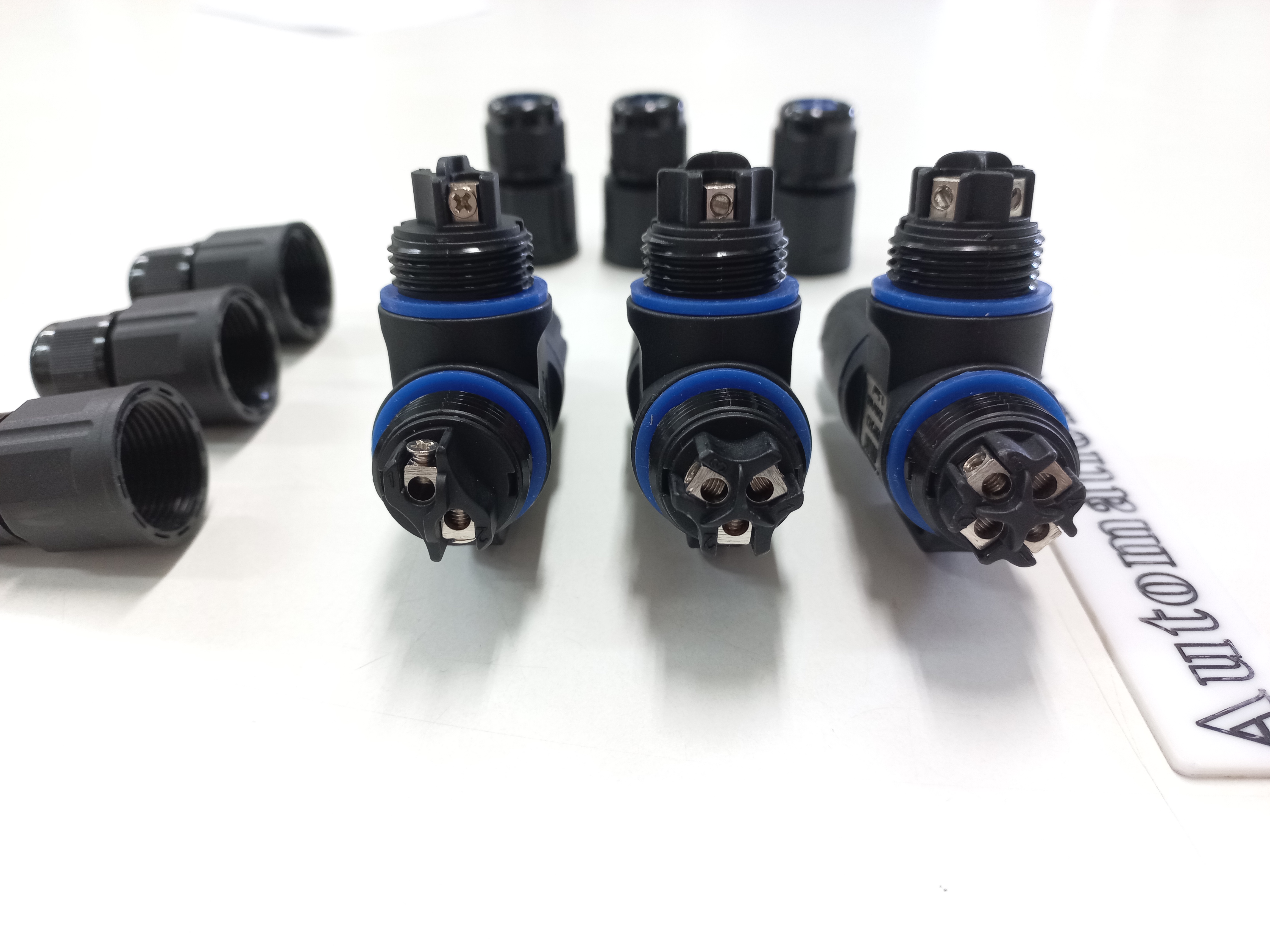 ข้อต่อสายไฟกันน้ำ แบบตัว T ใช้กับสายไฟฟ้า ขนาด 0.3 ถึง 1.5 mm² 3 เส้น แบบขันน็อต