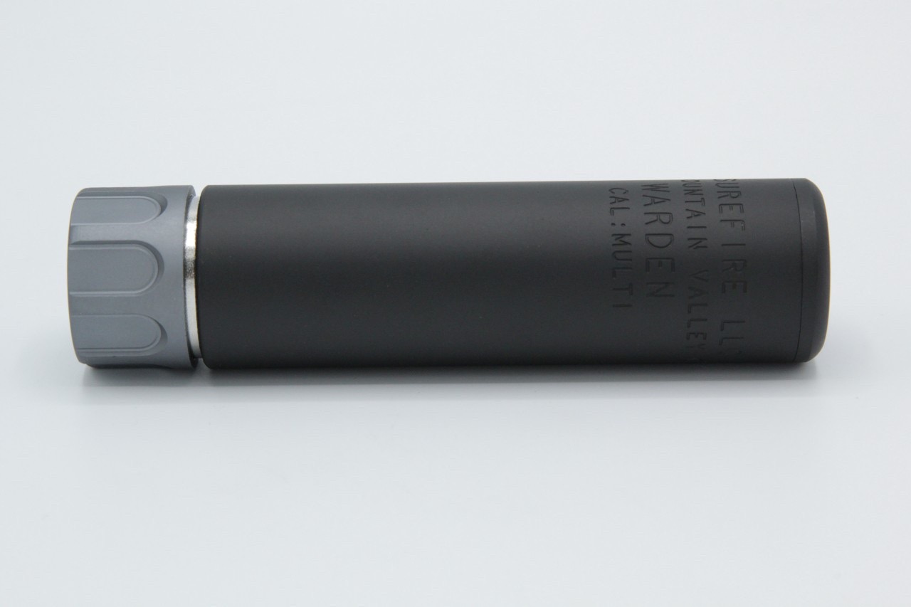 เก็บเสียง ยี่ห้อ Surefire รุ่น Warden 5.5” น้ำหนัก : 145 กรัม ขนาด : เส้นผ่านศูนย์กลางด้านนอก 3.4cm. , เส้นผ่านศูนย์กลางด้านใน 2.7cm. คุณสมบัติ : #ผลิตจากโลหะเนื้อหนา #เกรียว 14ซ้าย (สำหรับปืนบีบีกันเท่านั้น) #ถอดประกอบง่าย ติดตั้งง่าย #สามารถนำไส้เครื่อง