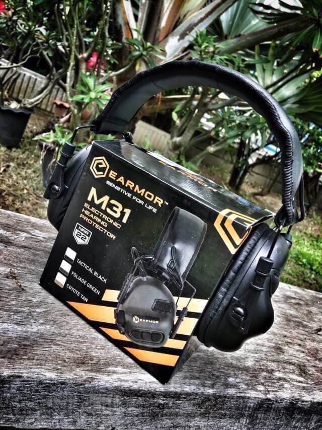 New.หูฟังตัดเสียงปืน ขยายเสียงพูด Earmor M31 สีเขียว / สีทราย / สีดำ ตัดเสียงดังที่เกิน 88Dbs เช่นเสียงปืน เสียงเครื่องจักรซึ่งเป็นเสียงที่ดังอันตรายต่อประสาทการรับฟังของมนุษย์ เเต่ขยายเสียงพูดคุย กันน้ำระดับ IPX-5 ใช้ถ่าน AA x2 ระบบปิดอัตโนมัติเมื่อครบ 4