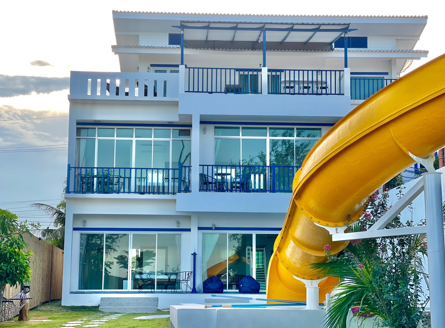 HR15047 บ้านพักติดทะเล The Zarento beach