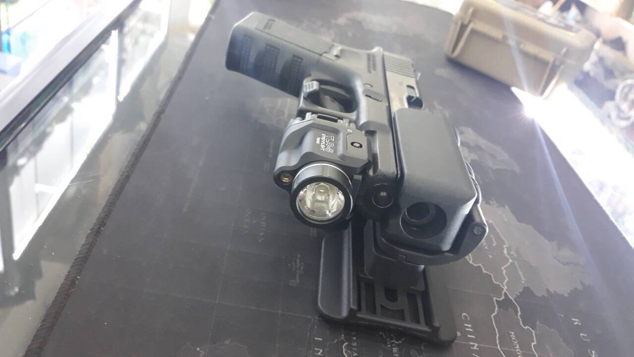 New.ซองปืนขึ้นลำ G19 ผลิตจาก Polymer เกรดพิเศษ แข็งแรง สามารถขึ้นลำได้ ด้วยเพียงมือเดียว ระบบ Safety ล็อคโก่งไก ปลอดภัย แรงสปริงดีดออกด้านข้างทันที ที่ปลดล็อคปืน ตัวล็อคเข็มขัดออกแบบให้ใช้ง่าย ปรับขนาดได้ สามารถปรับเป็นแบบพกต่ำได้ หมดกังวล สำหรับท่านที่ติ
