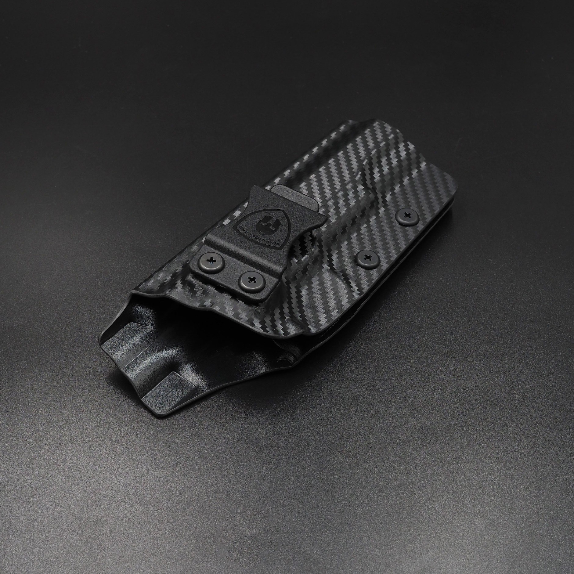 New. ซองพกใน Carbon Fiber 1911 (ไม่มีราง) Carbon Fiber Holster 1911 (ไม่มีราง) ( Warriorland ) - ผลิตจาก Carbon Fiber คุณภาพสูง - แผ่นหนา 2 mm. แข็งแรงทนทา - ออกแบบให้ซองคลุมรอบโกร่งไก ป้องกันอุบัติเหตุ - ซองไม่เก็บความชื้น ทำความสะอาดง่าย - ปรับความกระชั