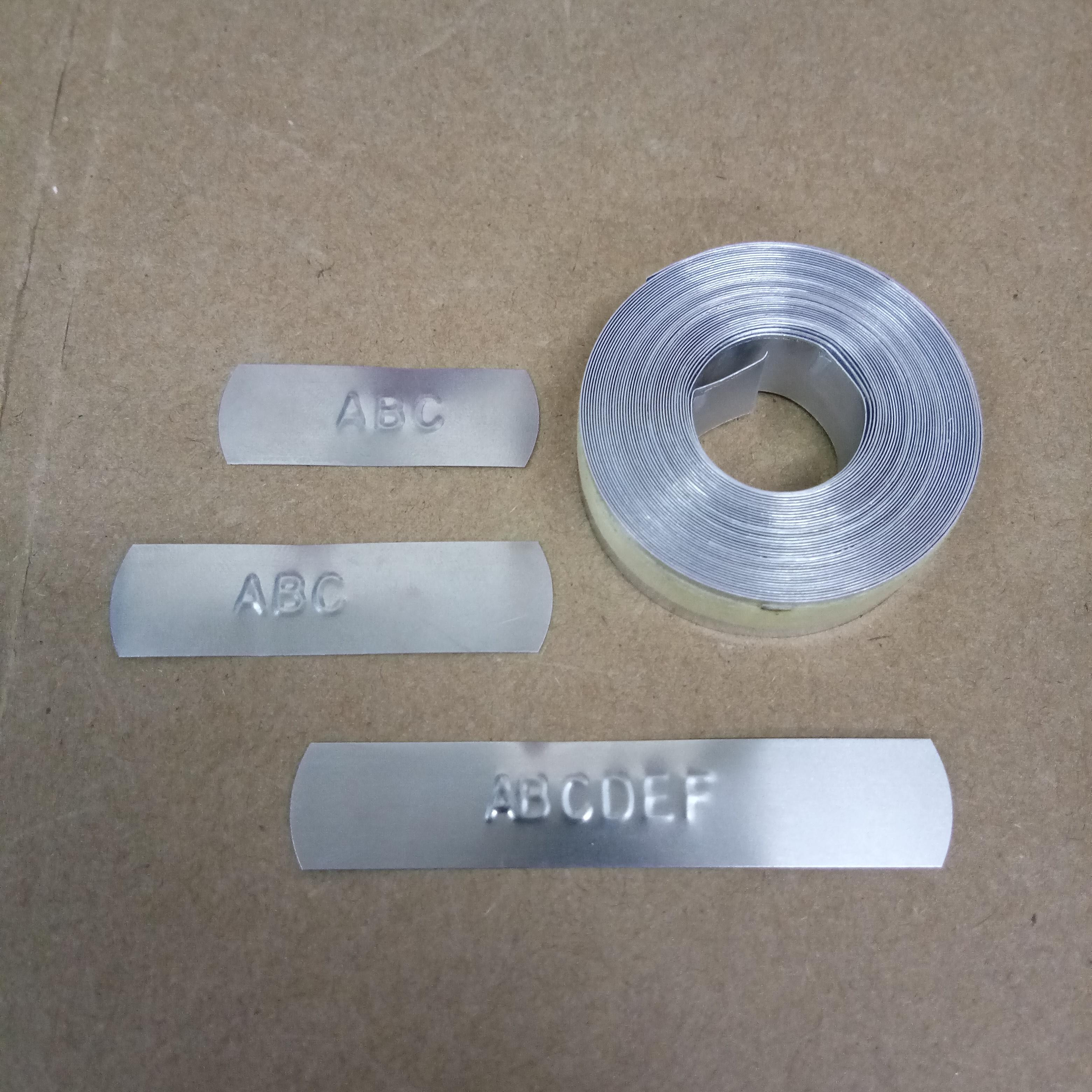 ม้วนป้ายอลูมิเนียมมีเทปกาวในตัว 12mm*3.65m สำหรับเครื่องพิมพ์ DYMO Aluminium with Adhesive TAG EMBOSSER
