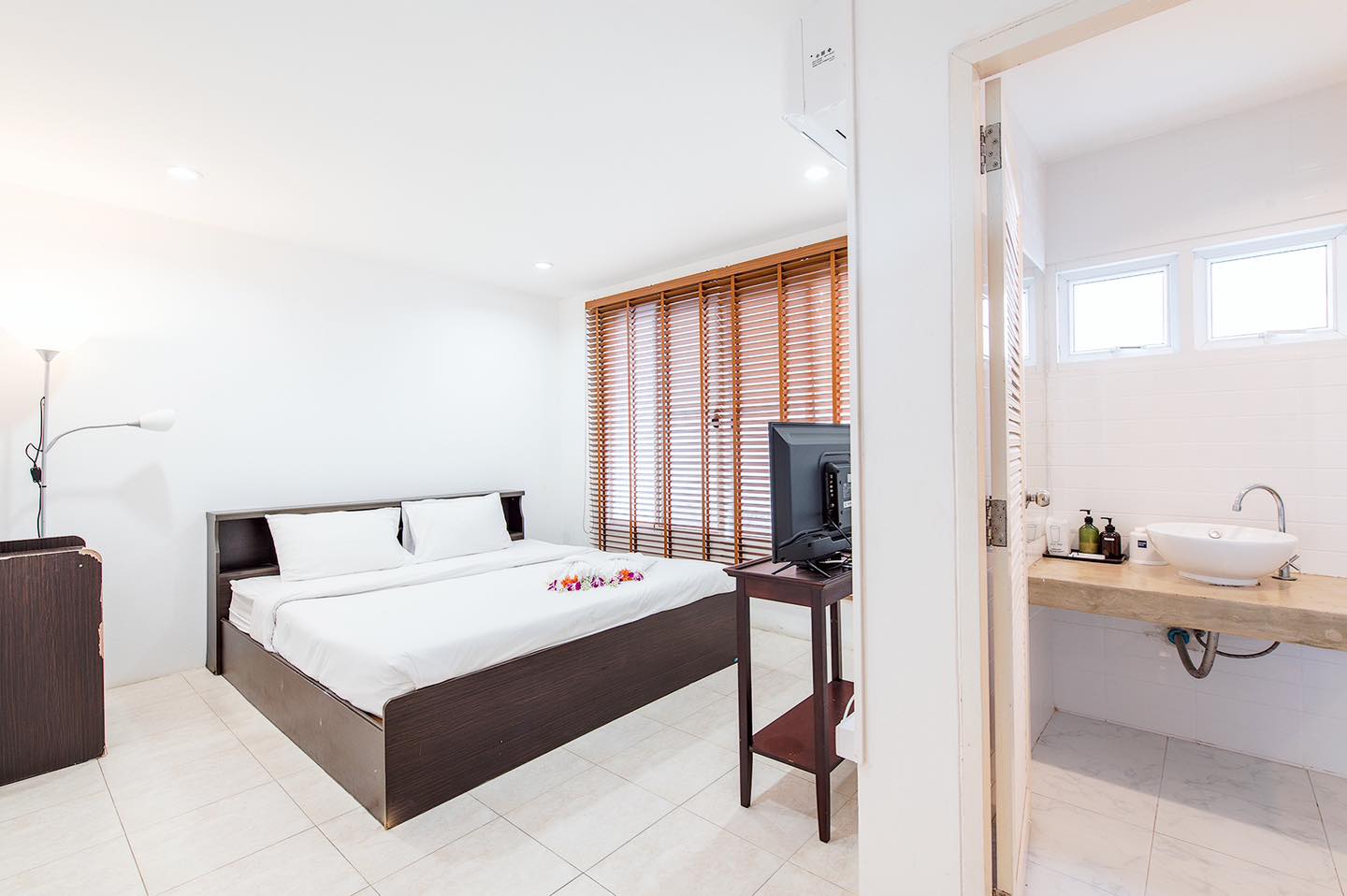 HR15072 บ้านพักติดทะเล The White Beach Villa Pranburi