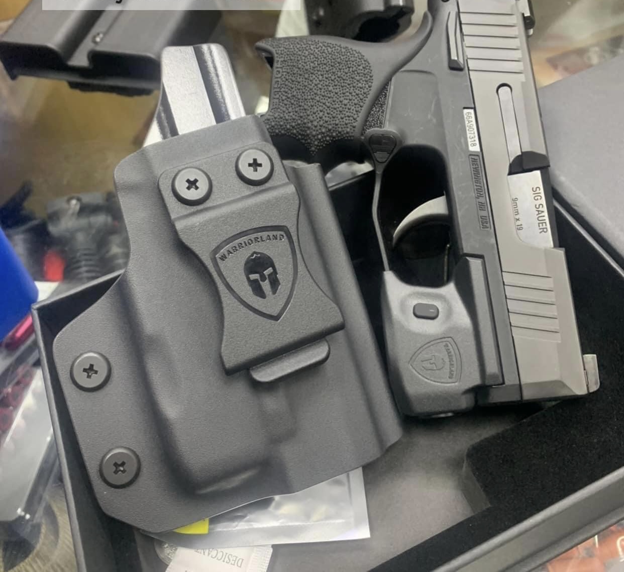 🚩🚩NEW ITEM🚩🚩 SET: ซองปืนพกใน Kydex พร้อมไฟฉายติดปืน Sig Sauer P365/P365X Glock 43/43x ยี่ห้อ Warriorland คุณสมบัติ : - ตัวซองปืน ผลิตจาก Keydex สามารถปรัมความหนืดได้ - ตัวไฟฉาย วัสดุภายนอกทำจาก โพลิเมอร์ ติดตั้งง่าย ทนแรงรี