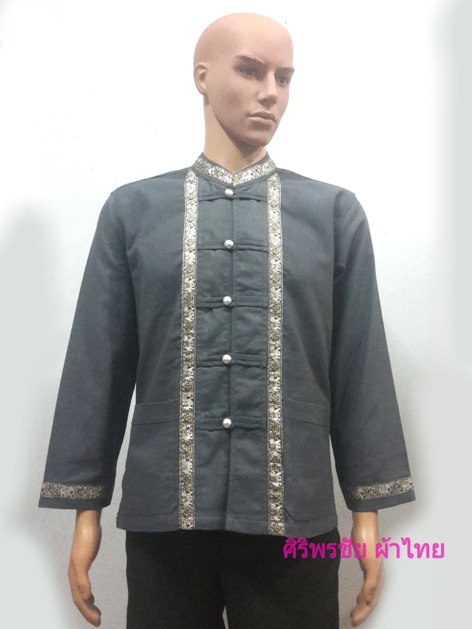 เสื้อผ้าไทยชายผ้าพื้นเมืองสีเทาอ่อน เสื้อผ้าฝ้ายชายแต่งผ้าขลิบลายและปักผ้าด้นมือแต่งดระดุมเหรียญ เสื้อผ้าฝ้ายซินมัยชายสีเทาแต่งแถบช้าง
