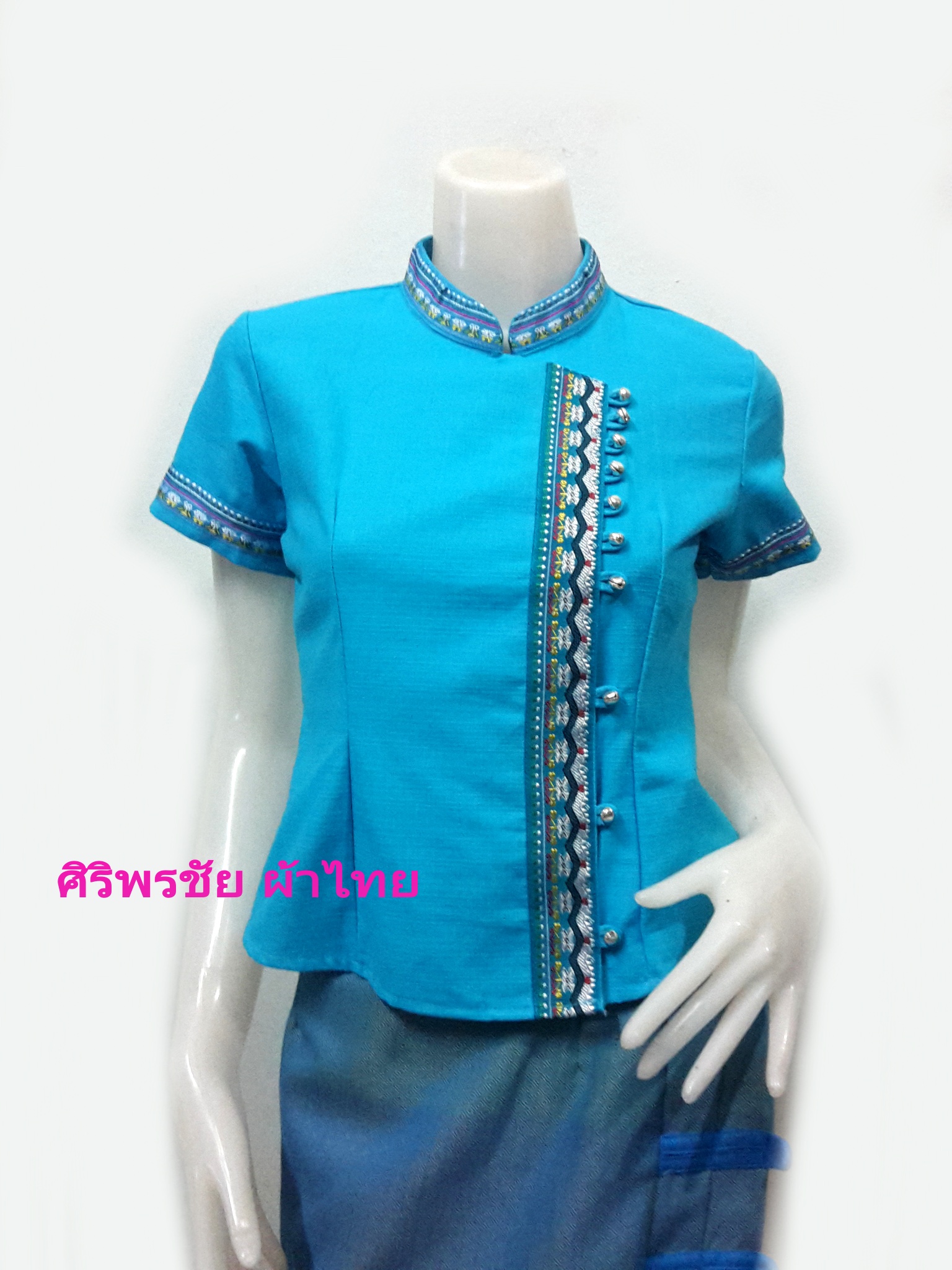 เสื้อผ้าไทย เสื้อผ้าฝ้าย เสื้อใส่ผ้าซิ่น เสื้อผ้าฝ้ายสีฟ้าไม้แต่งกุ้นแดง ปักกระพวนโลหะเงิน