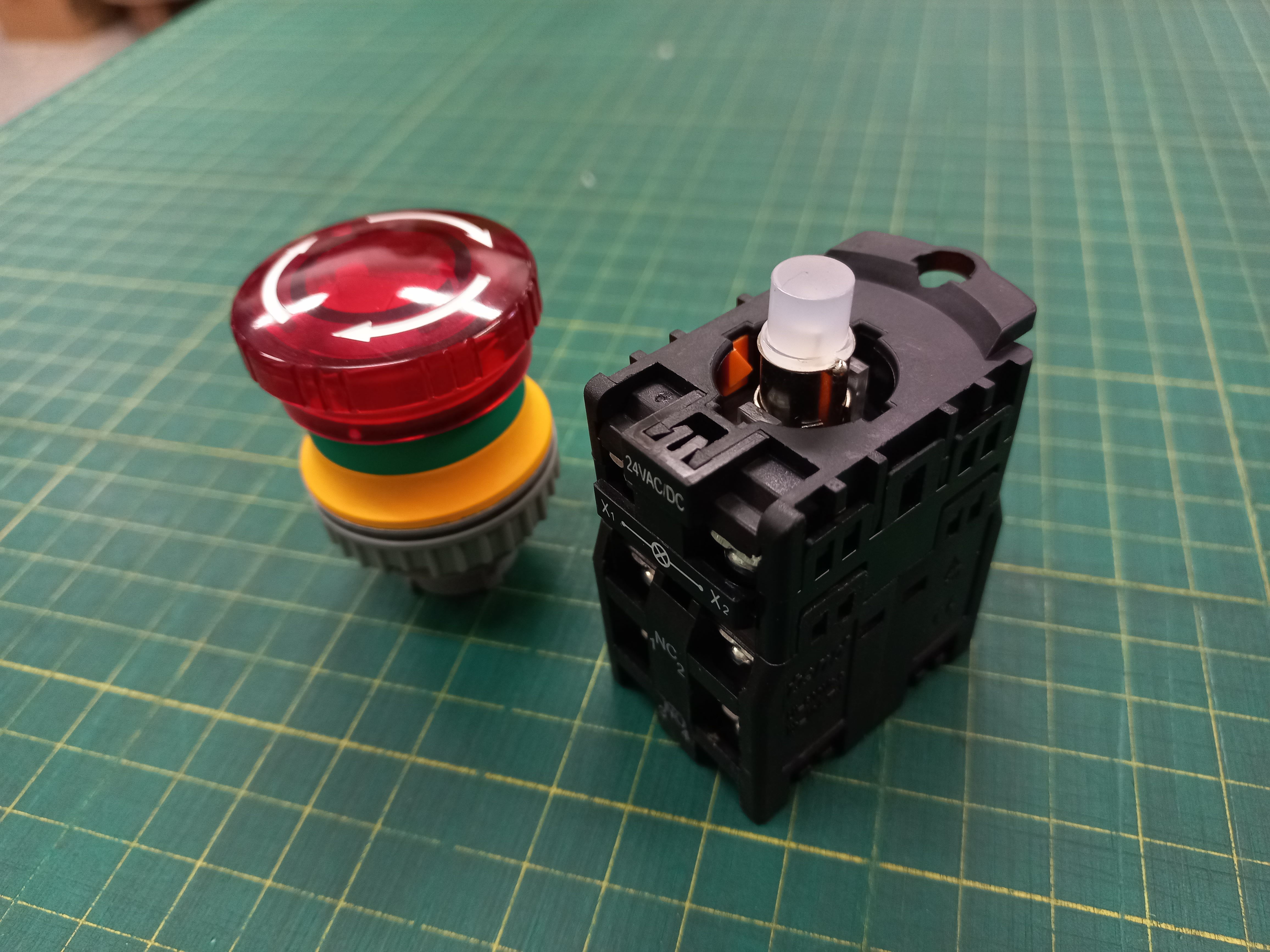 ปุ่มกดมีแลมป์ LED สีแดง Push Button Switch 1NO,1NC รู 30 mm ไฟ 24V AC/DC