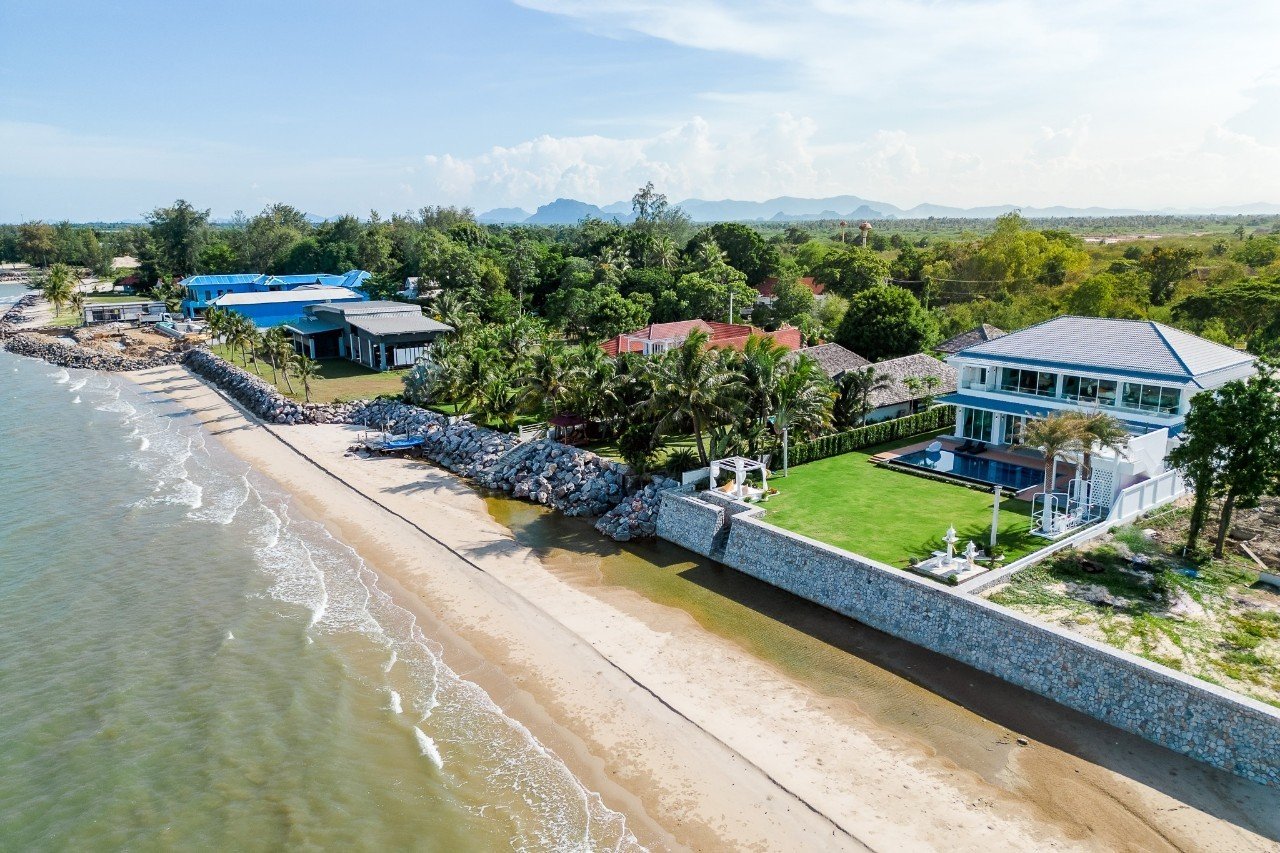 HR15030 บ้านพักติดทะเล The Vacation Beach Pool Villa Cha Am