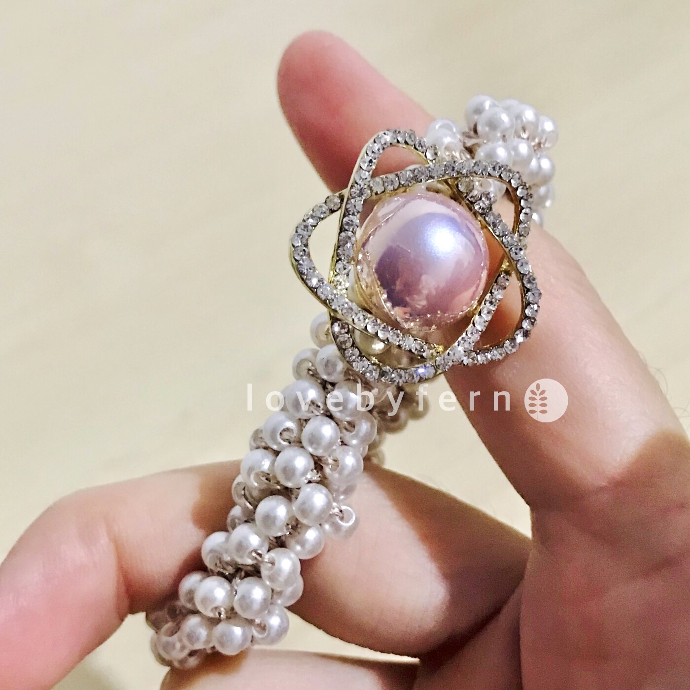 ยางมัดผมมุกหวานๆ ดอกไม้เพชรวิบวับเกสรมุกสีชมพู วาว ขนาด 2.5 cm แต่งมุกจิ๋วสีครีม สวยน่ารักมากๆ แน่น ไม่กินผม