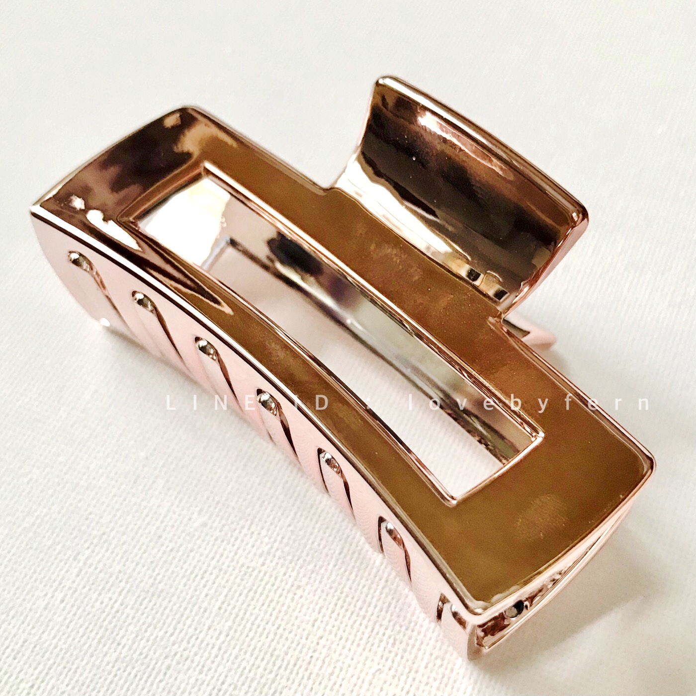 กิ๊บหนีบเกาหลีทรงเหลี่ยม สีพิงค์โกลด์เมทัลลิค สวยๆ น่ารัก ขนาด 7.8 x 4.3 cm เหมาะสำหรับผมน้อย-ปกติ หนีบแน่น ไม่กินผม สปริงดี #MadeinKorea #กิ๊บเกาหลี lovebyfern