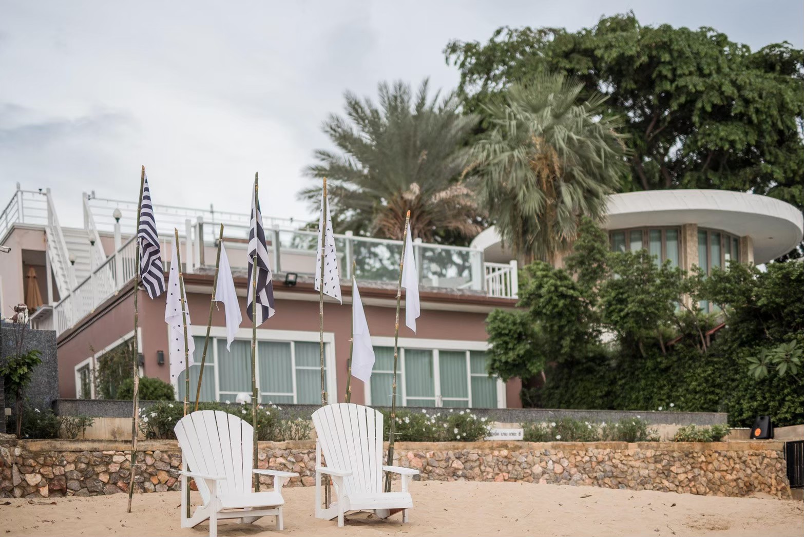 HR15045 บ้านพักติดทะเล The Moon Beach Villa