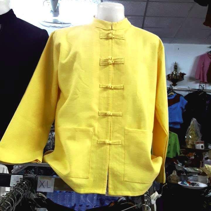 เสื้อชายผ้าฝ้ายสีเหลือง เสื้อชายสีเหลืองแต่งผ้าด้นมือ เสื้อผ้าไทยชายคอจีนสีเหลือง เสื้อผ้าพื้นเมืองผ้าไทยชาย เหลือง M