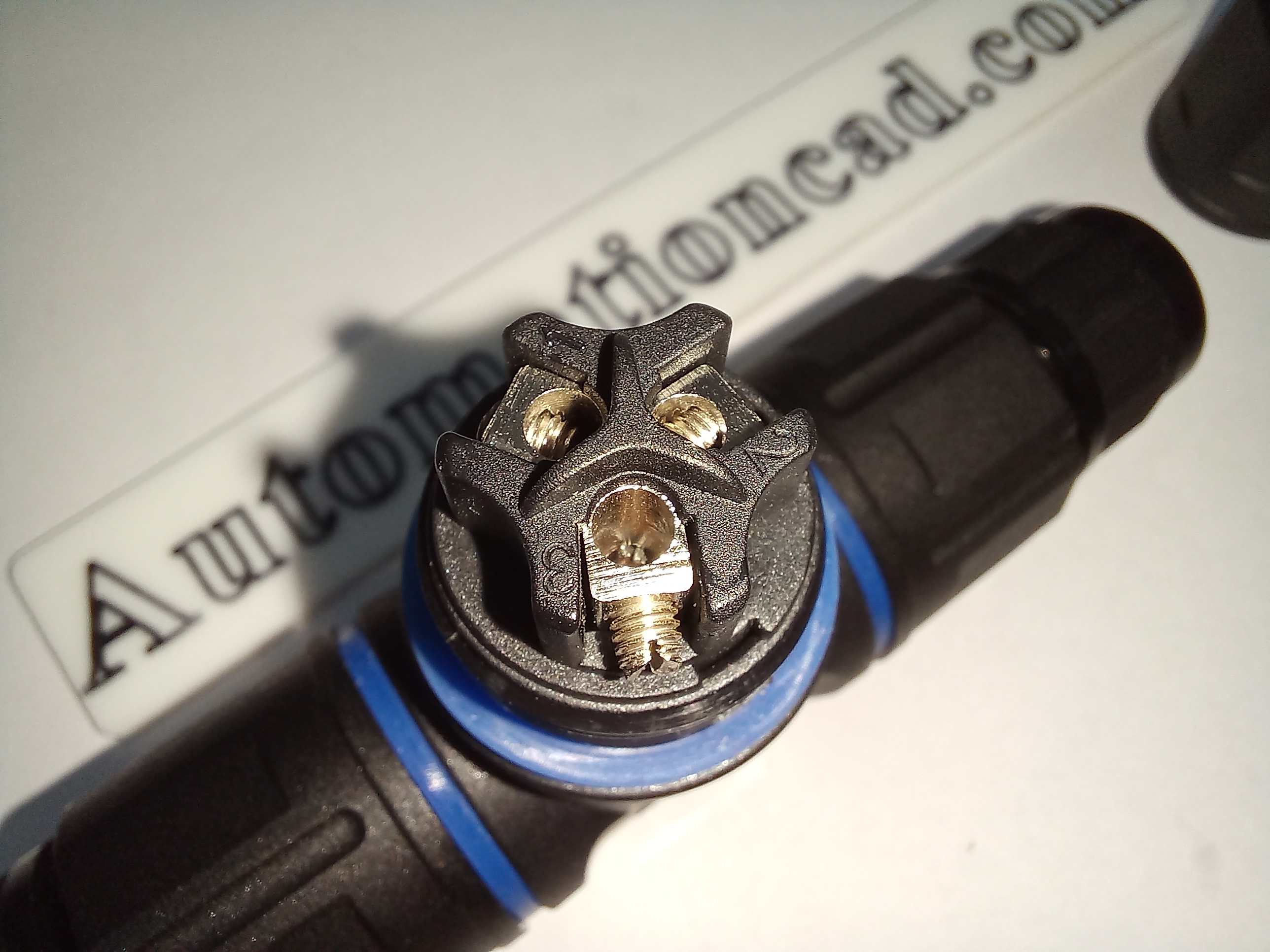 ข้อต่อสายไฟกันน้ำ แบบตัว T ใช้กับสายไฟฟ้า ขนาด 0.3 ถึง 1.5 mm² 3 เส้น แบบขันน็อต