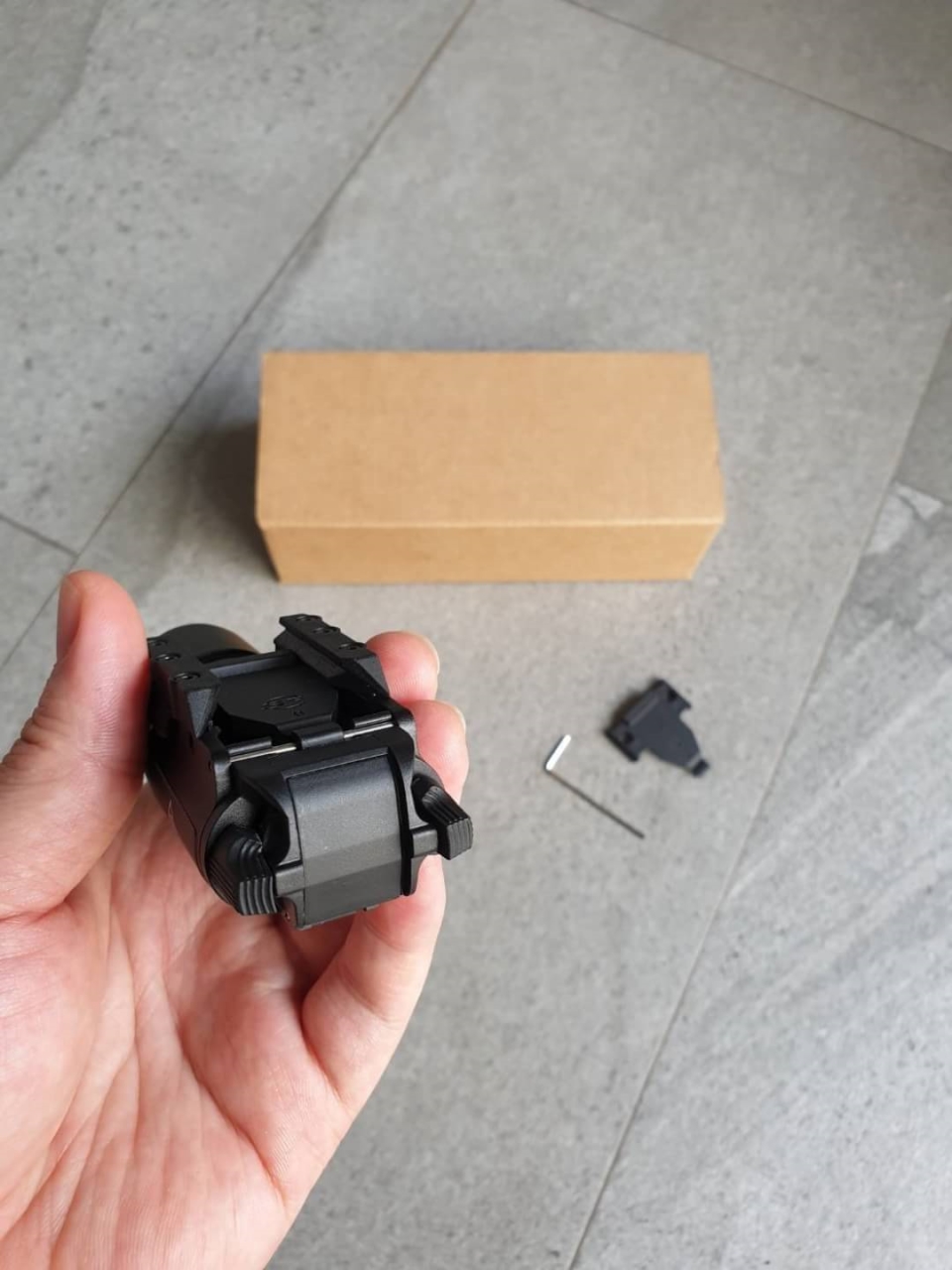 ไฟฉาย SOTAC รุ่น X300 ตัวเรือนผลิตจากอลูมิเนียมเกรดคุณภาพ หลอด LED ความสว่าง 400 lumens 2 functions : momentary / constant Runtime : 1.5 hours. Battery : 2 * CR123A Battery ( ไม่ได้แถมมา ) Dimension : ยาว 9.3 cm. Weight : 68 g. Water Proof : IPX7 Color :