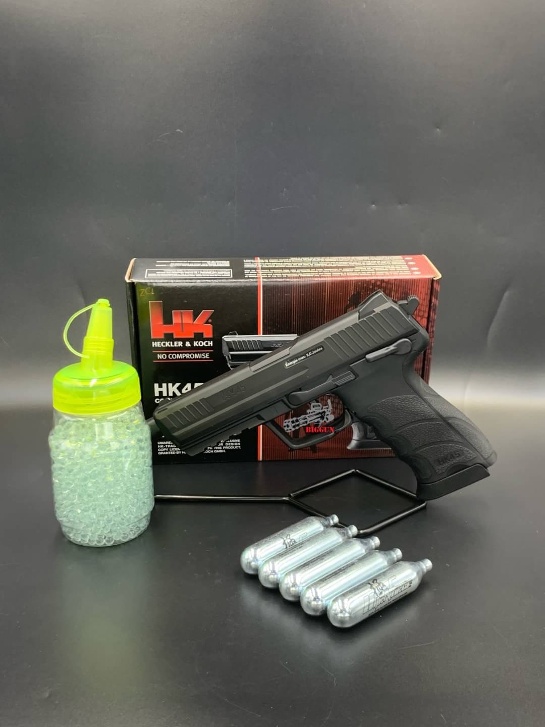Umarex H&K HK45/CO2 ไม่โบวแบล็ค 6 มม. (โดย WinGun) ยี่ห้อสินค้า:Umarex Hop-Up: ปรับไม่ได้ น้ำหนัก: 688 กรัม ความยาว: 210 มม ความจุกระสุน: 16 นัด พลังงาน: 370 fps (1.26 จูล) แหล่งพลังงาน: CO2 โบวแบล็ค: ไม่ ระบบไก: ดับเบิ้ลแอคชั่น ราคา: 4,500 บาท *ฟรีลูกแก้