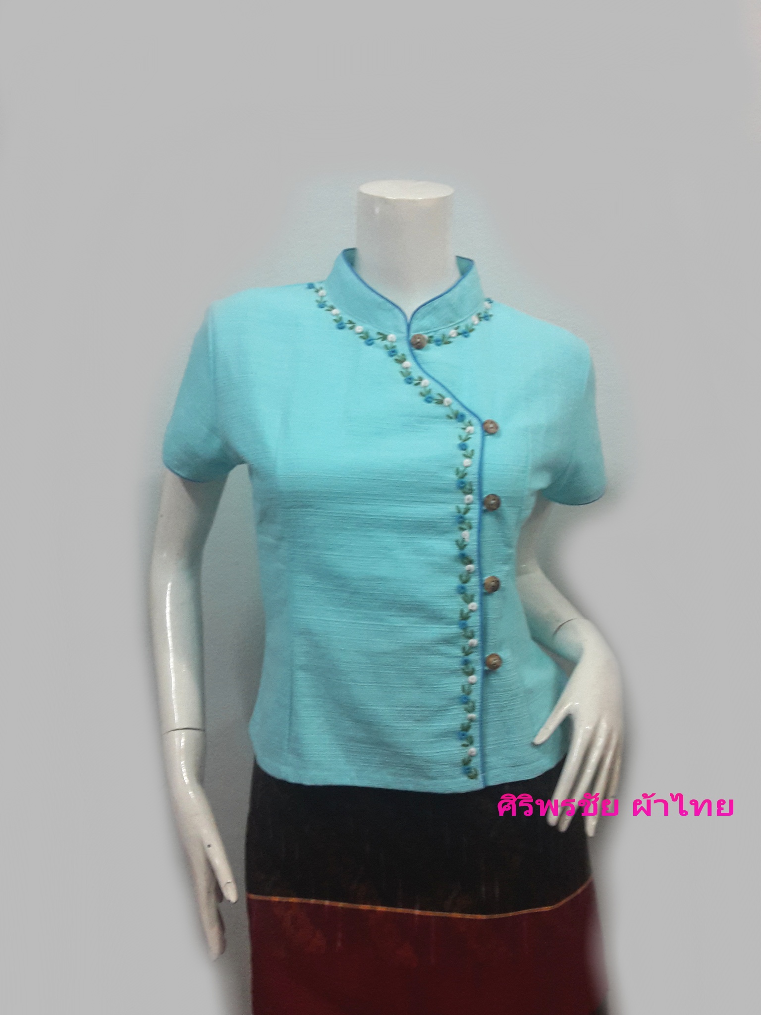 เสื้อผ้าไทย เสื้อผ้าฝ้ายพื้นเมืองสีฟ้ามิ้นท์ เสื้อใส่ผ้าซิ่นสีฟ้ามิ้นท์. เสื้อผ้าฝ้ายสีฟ้ามินท์คอจีนกระดุมหน้า