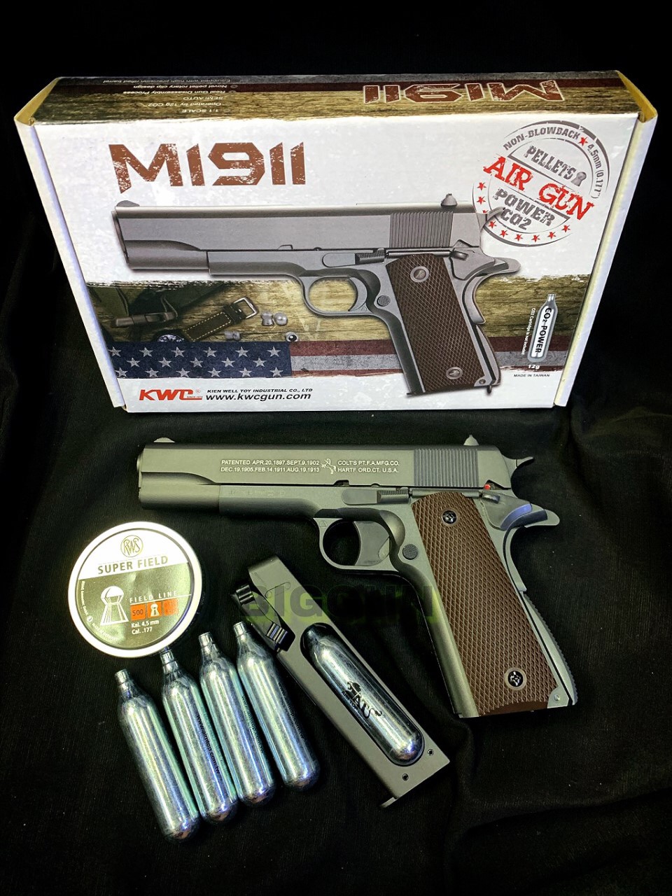 KWC 1911 CO2 NBB PELLET PISTOL .177 CAL ( ไม่โบลวแบ็ค ) ผู้ผลิต: KWC รุ่น: M1911 วัสดุ:โลหะและพลาสติก น้ำหนัก: 990 กรัม (2.18 ปอนด์) ความยาว: 220 มม. (8.66 นิ้ว) ลำกล้อง:โลหะมีเกลียว แหล่งพลังงาน: 12 กรัม CO2 x 1 แอ็คชั่น:กึ่งอัตโนมัติ Non-blowback, doubl