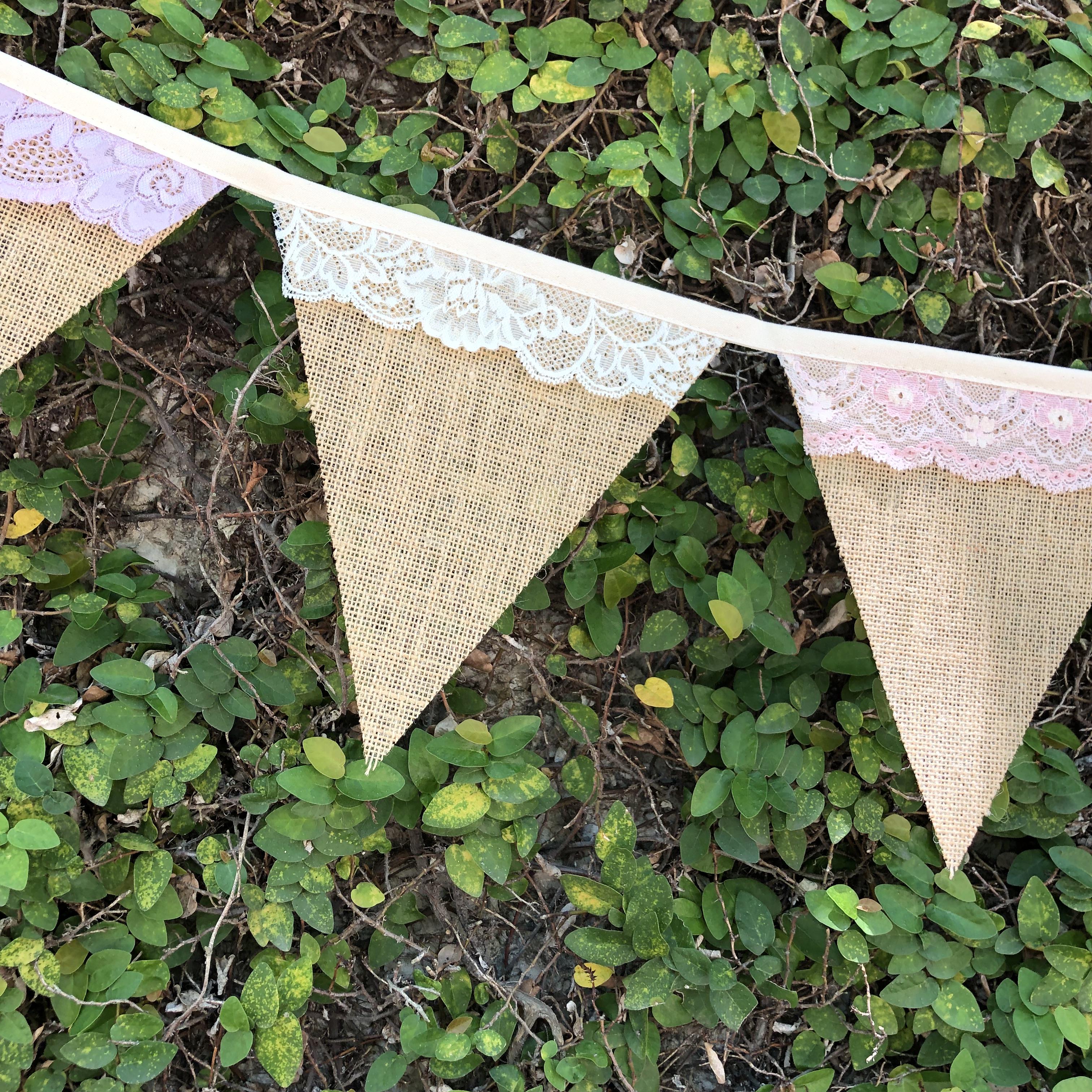 ธงผ้ากระสอบ แต่งด้วยลูกไม้