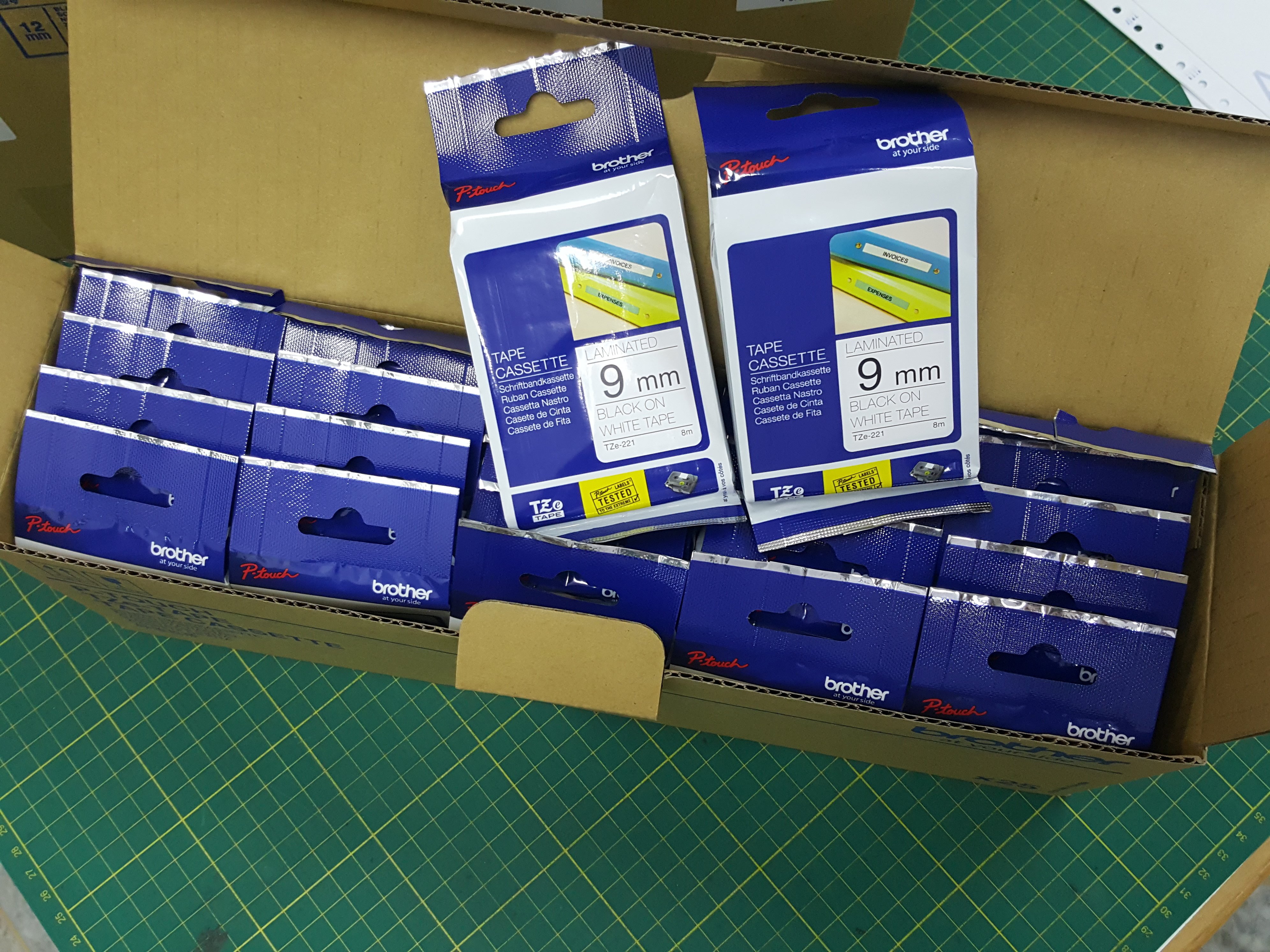 เทปพิมพ์อักษร TZE-221 9 มม. BROTHER ของแท้ ราคาถูก ส่งไว อักษรสีดำ พื้นสีขาว