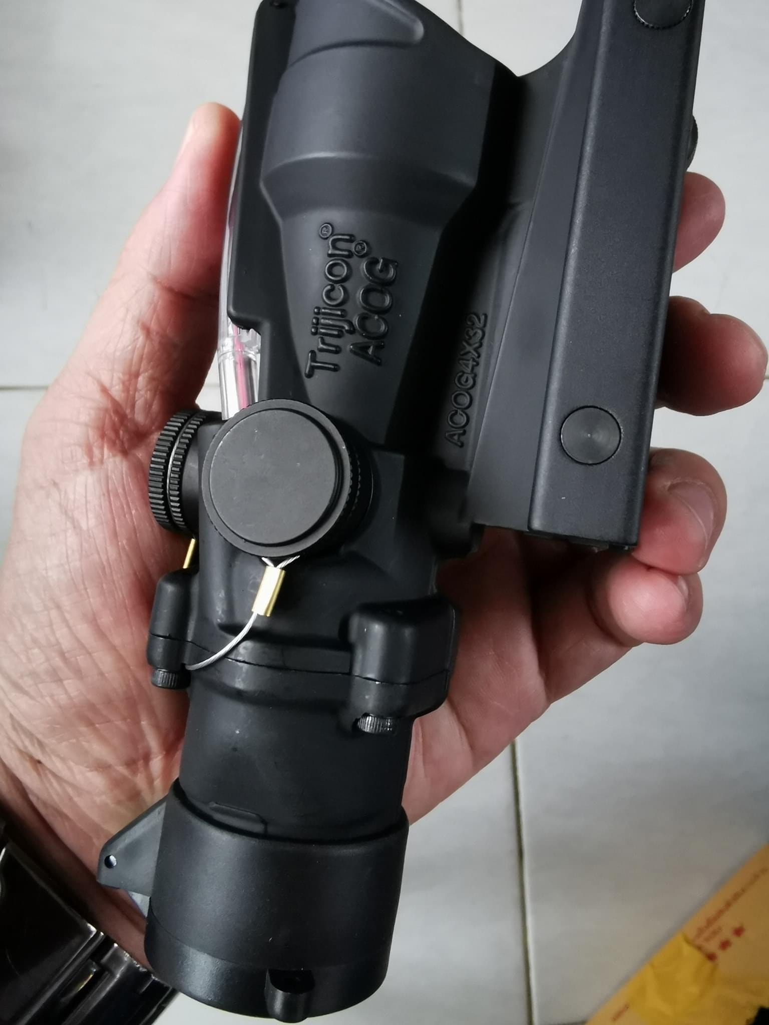 สโคป ยี่ห้อ Trijicon Acog TA31 รุ่น Optic Fiber 4*32 คุณสมบัติ : สโคปกำลังขยาย4เท่าตายตัว หน้าเลนส์กว้าง32mm. สโคปปรับใน สามารถปรับได้ด้วยมือเปล่าไม่ต้องใช้เครื่องมือ เป้าเล็งเป็นแบบลูกศร (Chevron Reticle) ตัวเป้าเป็นสีแดง ใช้ความสว่างจากถายนอก ผ่านไฟเบอร