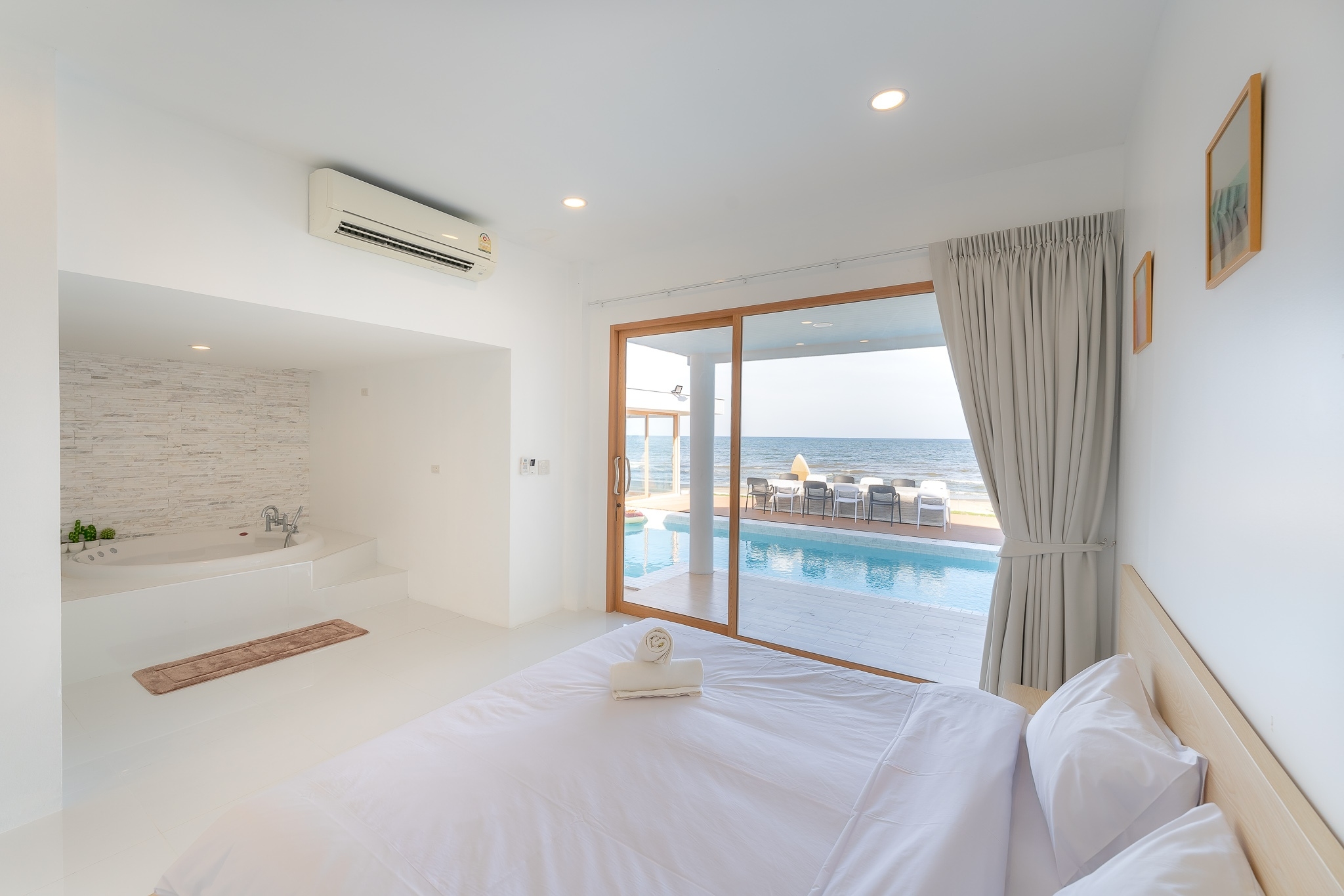 HR15057 บ้านพักติดทะเล The Rocca Beach Villa Pranburi