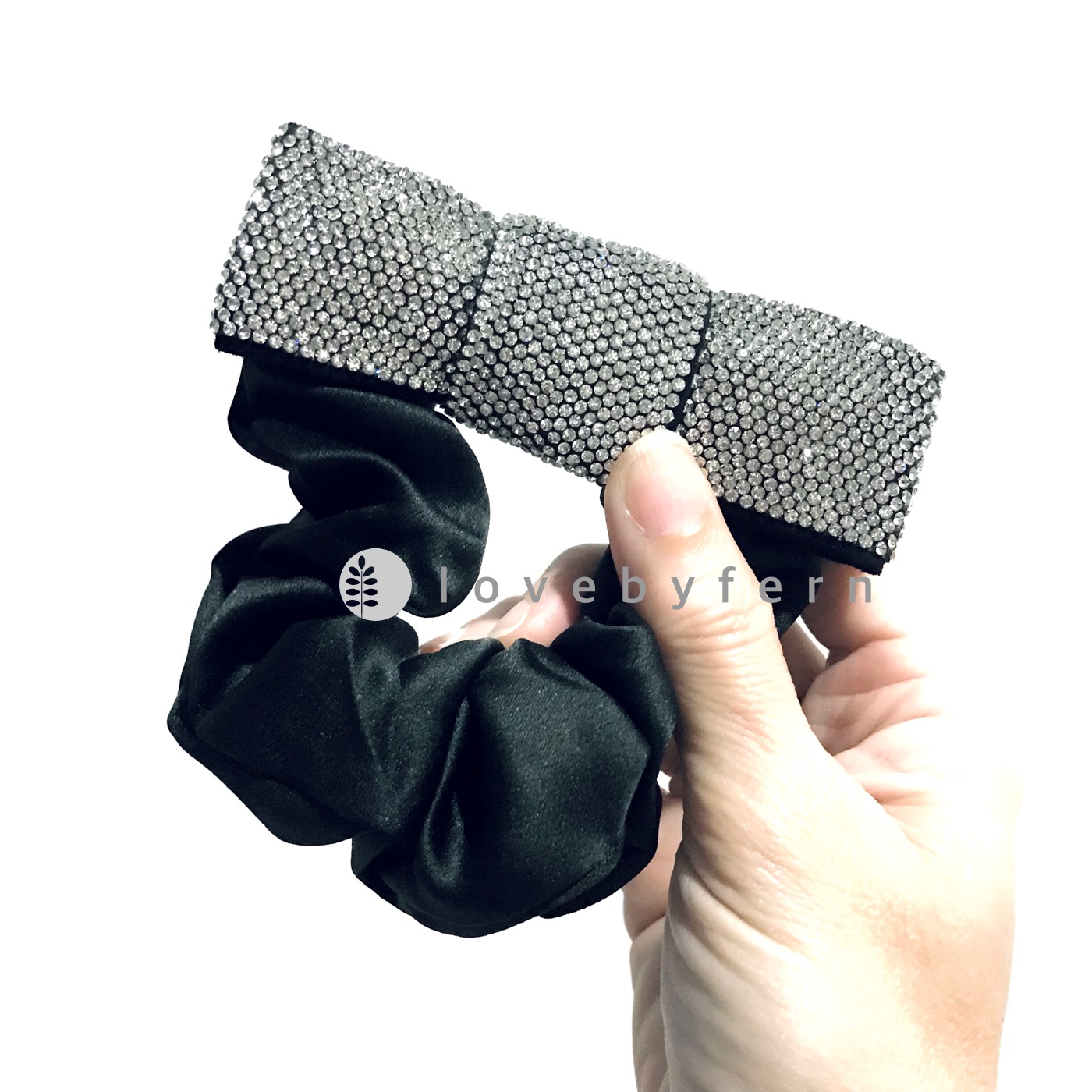 โดนัทมัดผมยางดำ แต่งโบว์เพชรวิบวับสีขาวเล่นไฟสวย ยางดีไม่กินผม สินค้าคุณภาพดี ขนาดโบว์ 10 x 3 cm สวยหวาน น่ารัก เรียบหรู