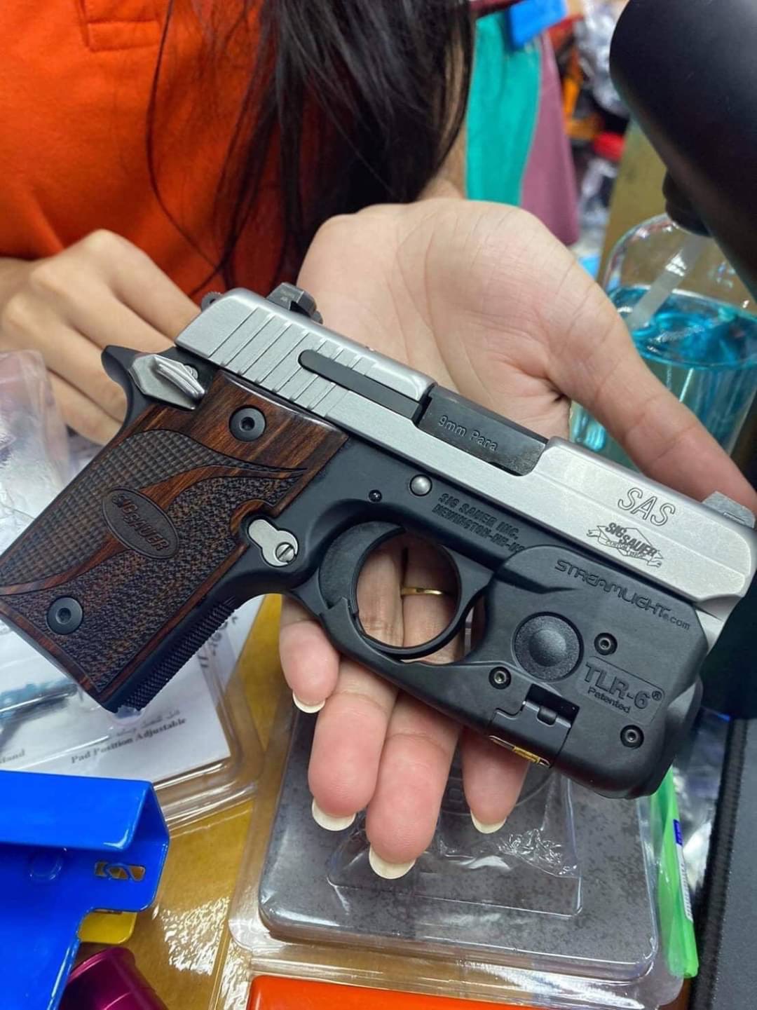 TLR-6 เข้าครบทุกรุ่นแล้วค่ะ SIG P365 SIG P938 1911 ที่ไม่มีราง G.26,27,33 G43 42 G43X_43รุ่นมีราง ไฟฉายเลเซอร์สีแดง กันน้ำ IPX4 ทนต่อแรงกระแทกดีเยี่ยม ยึดจับโก่งไกปืน ไม่ ต้องมีรางก็ติดไฟฉายได้ Made In Usa.