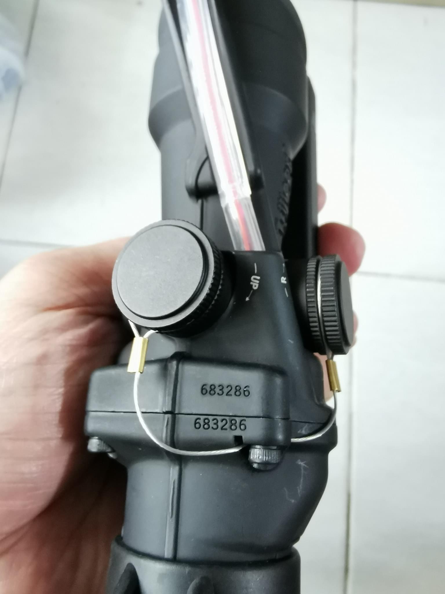 สโคป ยี่ห้อ Trijicon Acog TA31 รุ่น Optic Fiber 4*32 คุณสมบัติ : สโคปกำลังขยาย4เท่าตายตัว หน้าเลนส์กว้าง32mm. สโคปปรับใน สามารถปรับได้ด้วยมือเปล่าไม่ต้องใช้เครื่องมือ เป้าเล็งเป็นแบบลูกศร (Chevron Reticle) ตัวเป้าเป็นสีแดง ใช้ความสว่างจากถายนอก ผ่านไฟเบอร