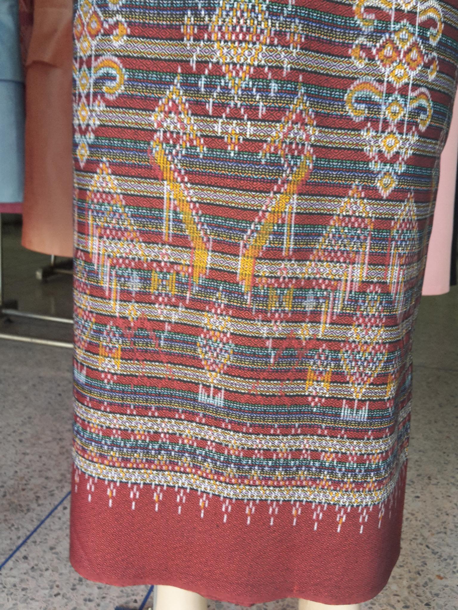 ผ้าถุงสำเร็จรูปแบบป้ายเลื่อนตะขอแต่งจีบแต่งกระดุมลายนกยุง ผ้าถุงสำเร็จรูปลายนกยุง พร้อมส่ง