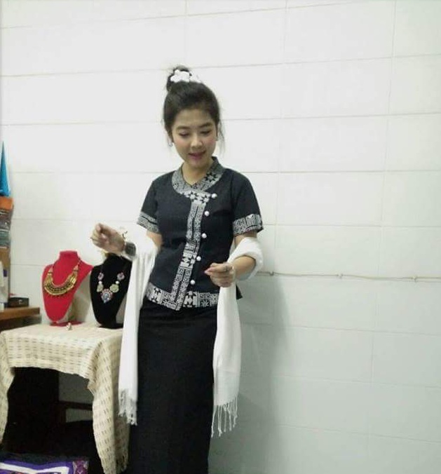 เสื้อผ้าไทยพื้นเมือง เสื้อผ้าฝ้ายพื้นเมือง เสื้อทำงานผ้าไทย เสื้อผ้าฝ้ายสีดำ แต่งผ้าแถบดอกเล็ก เสื้อผ้าพื้นเมือง ดำ L