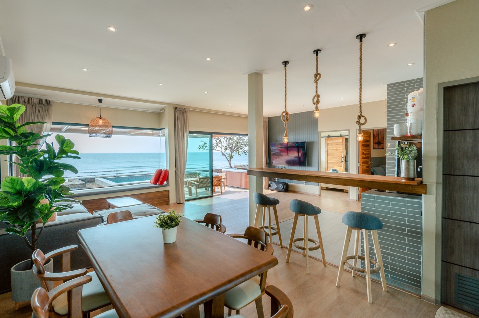 HR15055 บ้านพักติดทะเล The Coastal Vista Beach Villa