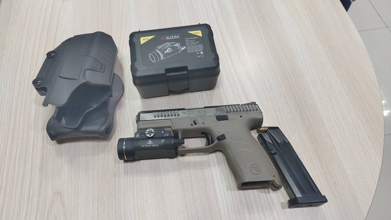 New.ไฟฉาย SOTAC รุ่น TLR-1 HL -ตัวเรือนผลิตจากอลูมิเนียมเกรดคุณภาพ -หลอด LED ความสว่าง 800 lumens -3 functions : Constant / Momentary / Strobe -Runtime : 1.5 hours. -Battery : 2 * CR123A Battery ( ไม่ได้แถมมา ) -Dimension : ยาว 7.8 cm. กว้าง 3.5 cm. -Colo