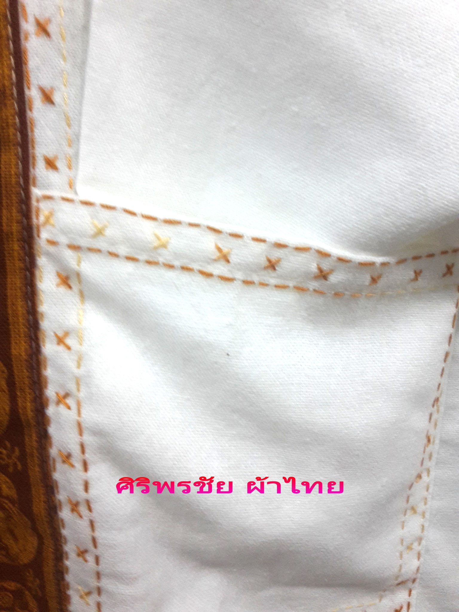 เสื้อผ้าไทยชายผ้าพื้นเมืองสีขาว เสื้อผ้าฝ้ายชายแต่งผ้าขลิบลายและปักผ้า เสื้อผ้าพื้นเมืองชายแต่งแถบกุ้นช้าง