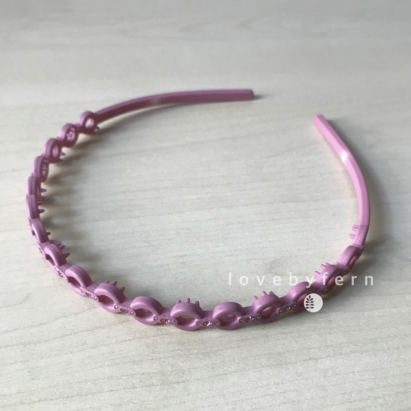 ที่คาดผมห่วงกลมสีชมพู 18 ข้อประดับเพชร งานสวยน่ารัก ขนาดห่วง 10 mm ขนาดเส้นก้าน 5 mm งานยางพาราเนื้อแมท ยืดหยุ่นสูง ทน ไม่หักง่าย ทรงได้มาตรฐาน ไม่บีบขมับ #MadeinKorea