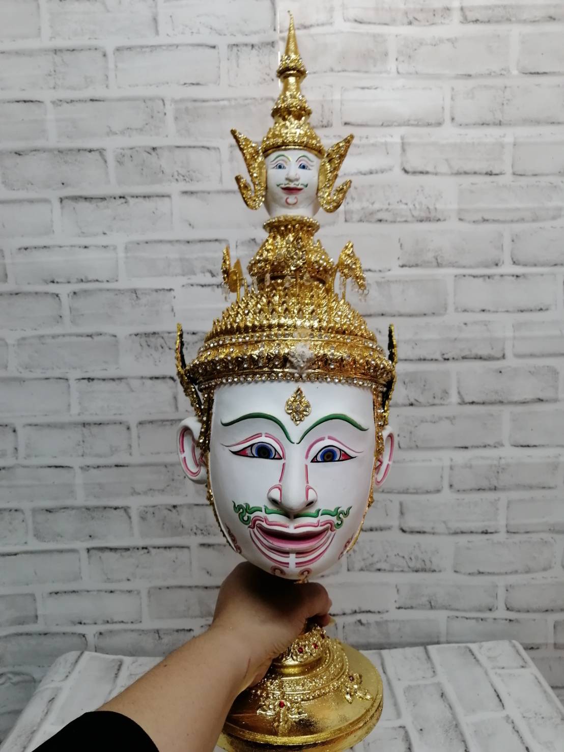 พระพรหม ขนาดกลาง เกรดพรีเมี่ยม (ขนาดประมาณผลส้มโอ) พร้อมฐานไม้กลึงตีลายปิดทองประดับเพชร